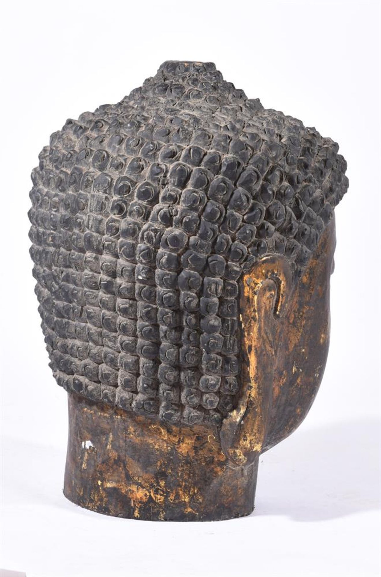 A CHINESE GILT AND LACQUERED WOOD HEAD OF BUDDHA - Bild 3 aus 3