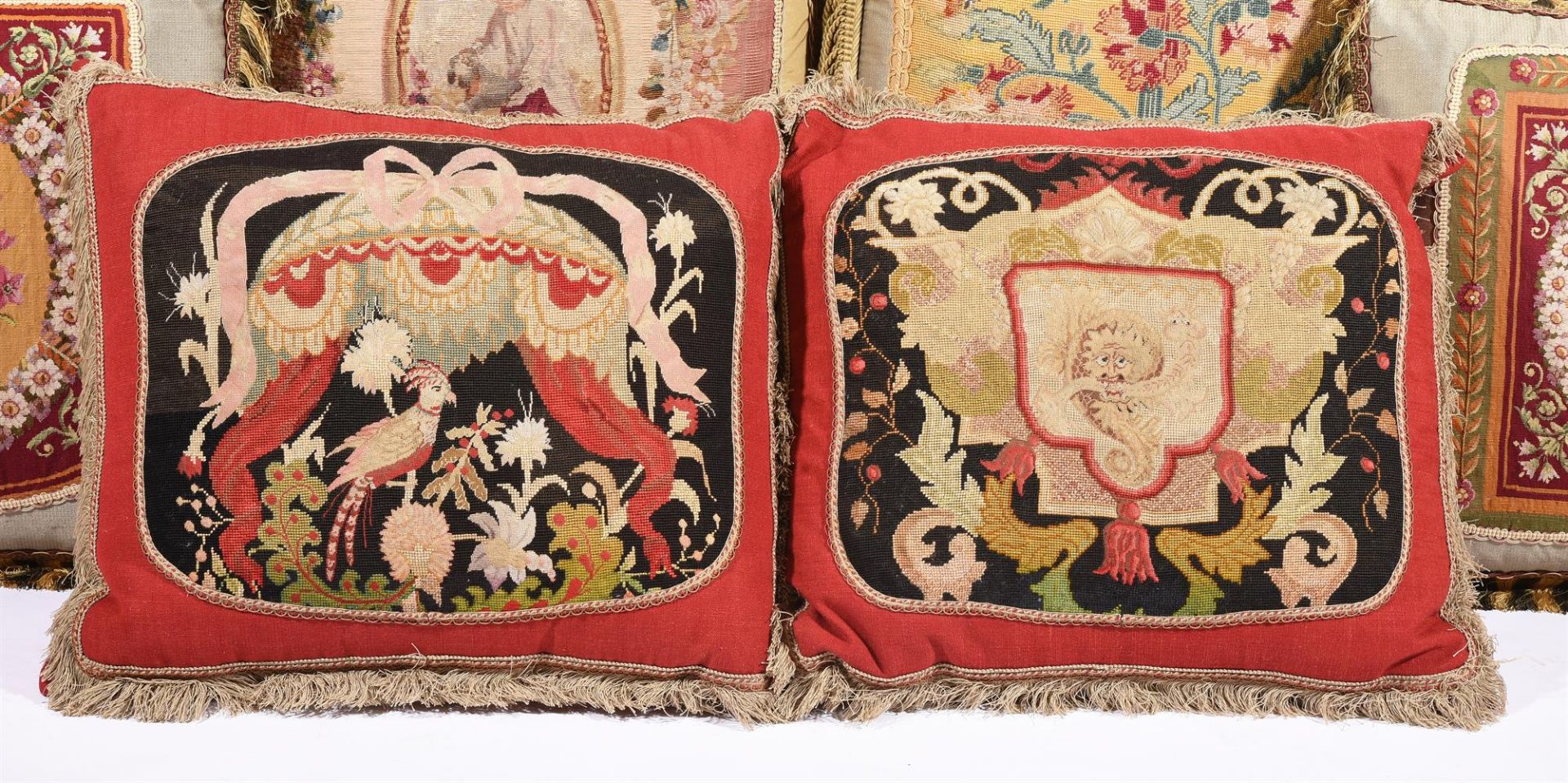 SIX LARGE CUSHIONS INCORPORATING 18TH CENTURY AND LATER WOOLWORK AND TAPESTRY AND LATER FABRIC - Bild 2 aus 4