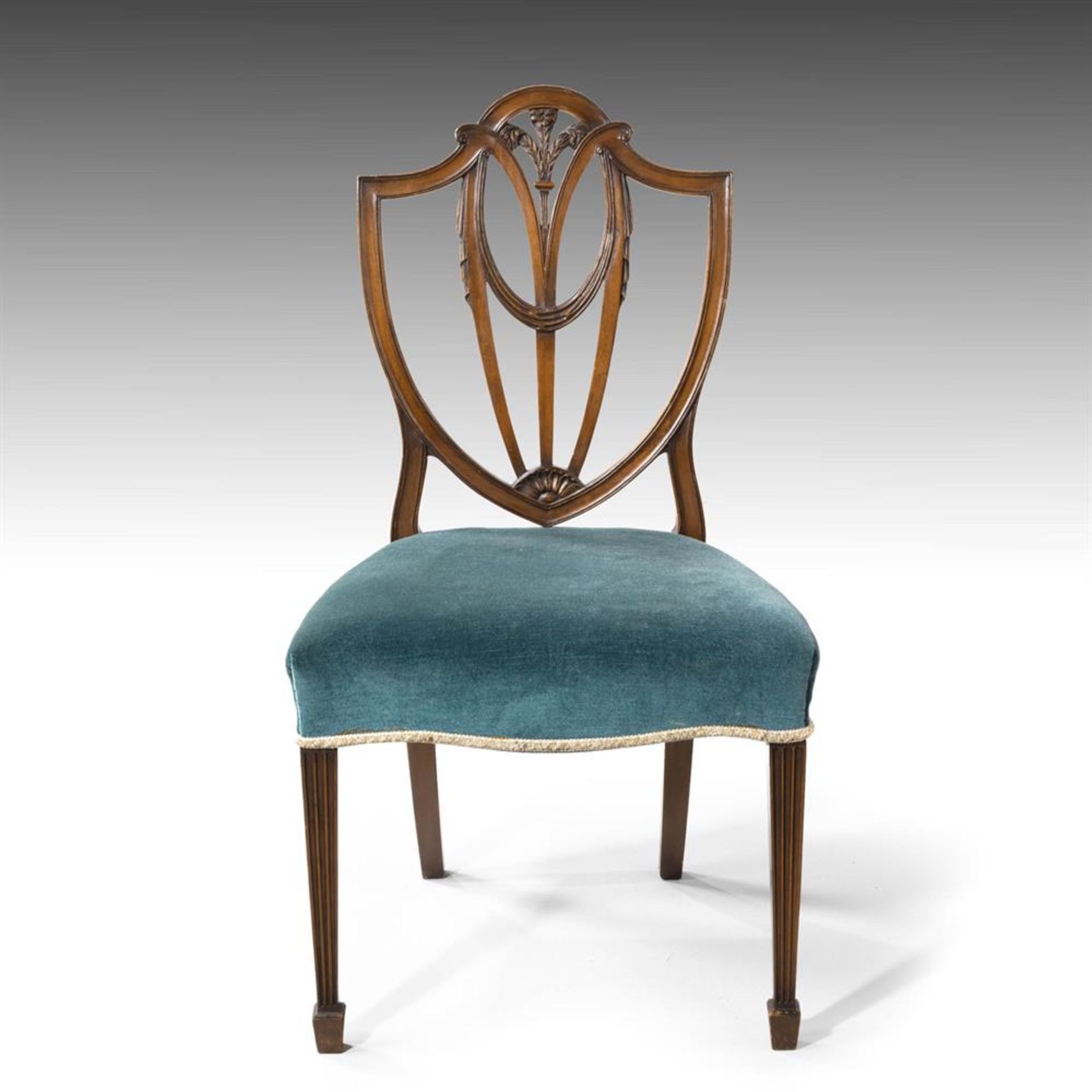 A SET OF EIGHT MAHOGANY DINING CHAIRS IN THE MANNER OF HEPPLEWHITE, 20TH CENTURY - Bild 4 aus 6