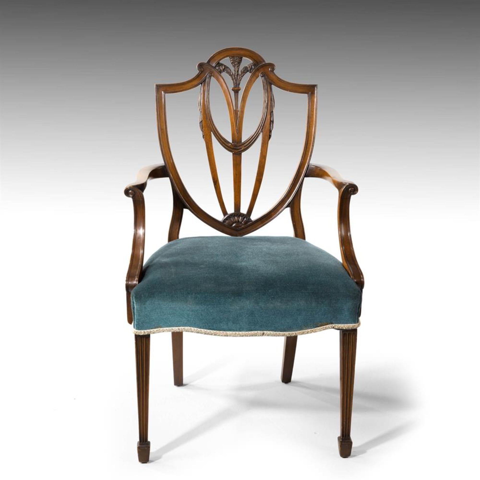 A SET OF EIGHT MAHOGANY DINING CHAIRS IN THE MANNER OF HEPPLEWHITE, 20TH CENTURY - Bild 3 aus 6