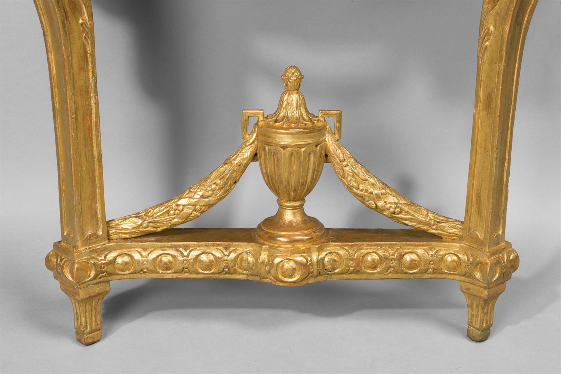 A LOUIS XVI GILTWOOD CONSOLE TABLE, LATE 18TH CENTURY - Bild 4 aus 4