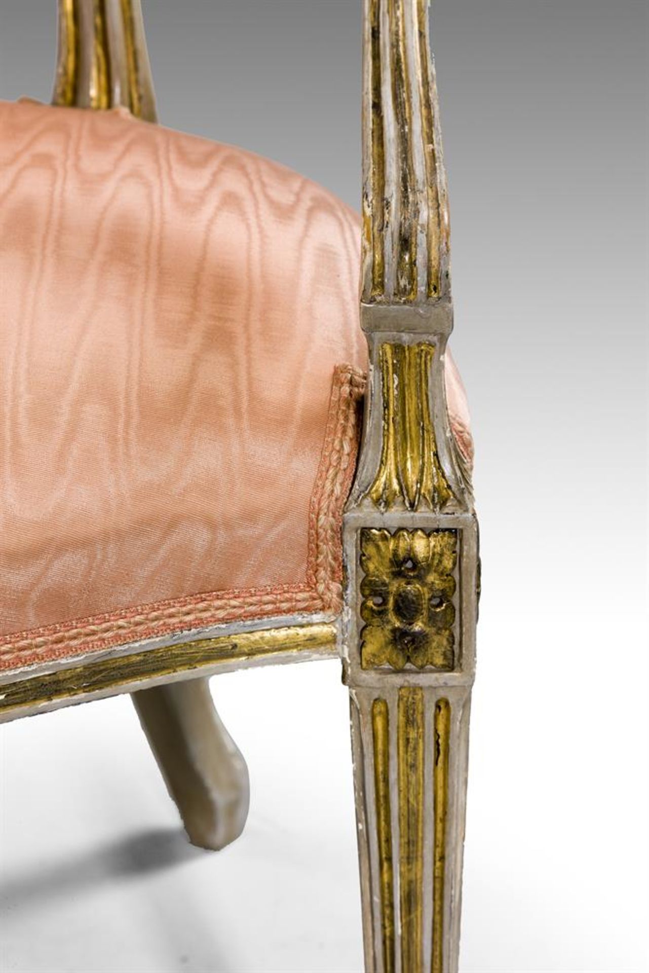 A SET OF FIVE GEORGE III GREY PAINTED AND PARCEL GILT GEORGE III ARMCHAIRS, LATE 18TH CENTURY - Bild 4 aus 4