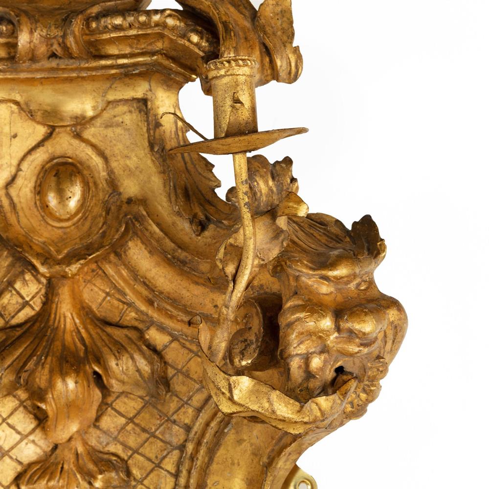 A PAIR OF ITALIAN CARVED GILTWOOD HANGING CORNER WALL BRACKETS OR GIRANDOLES, 19TH CENTURY - Image 8 of 8