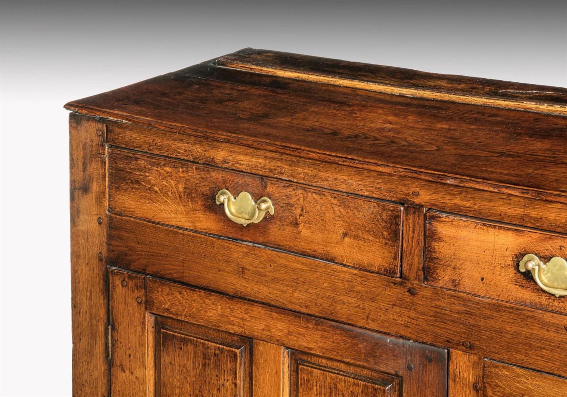 A GEORGE III OAK DRESSER BASE, LATE 18TH CENTURY - Image 3 of 4