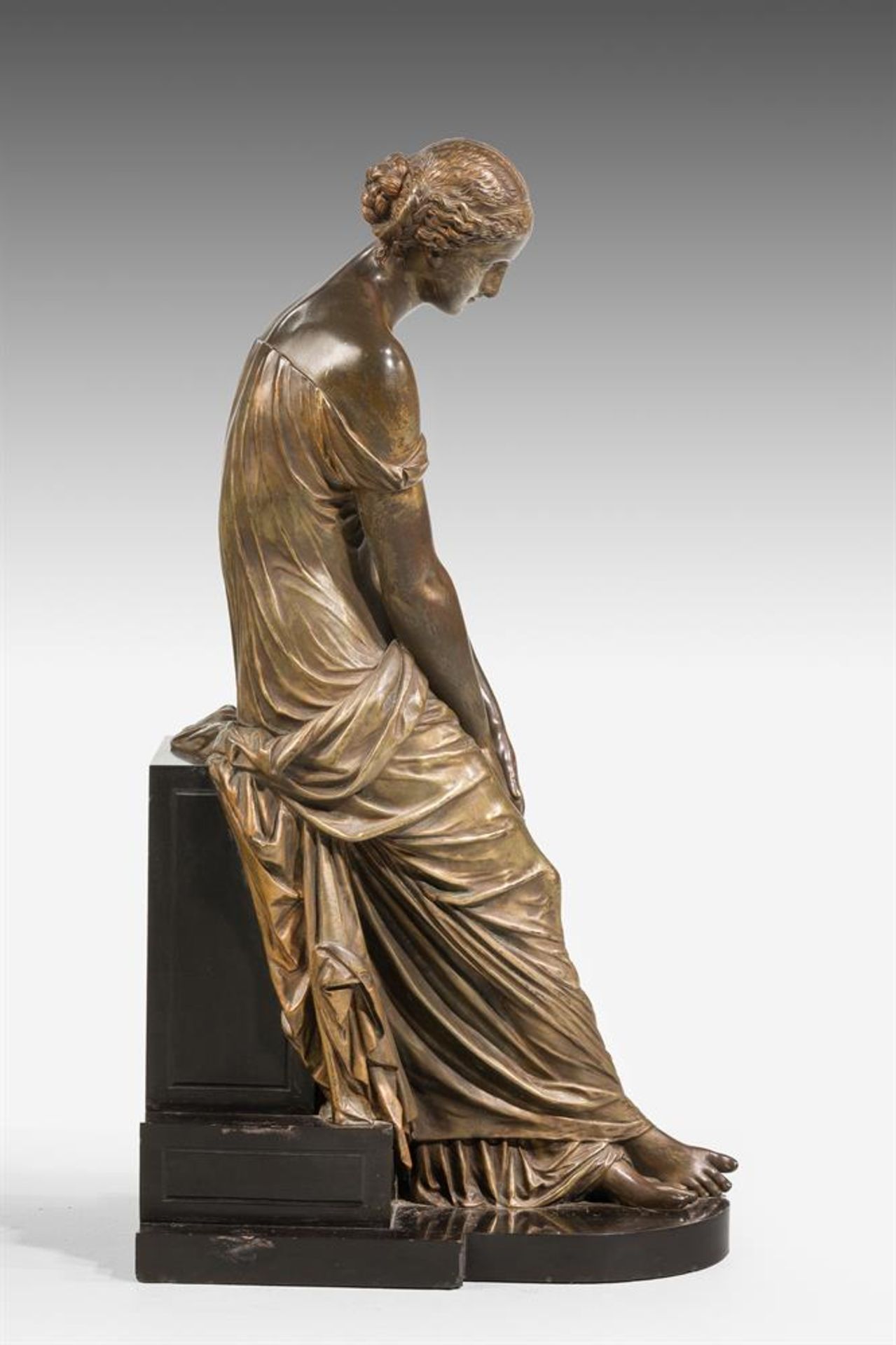 A PATINATED BRONZE AND BLACK SLATE FIGURE OF A MAIDEN, 19TH CENTURY - Bild 3 aus 6