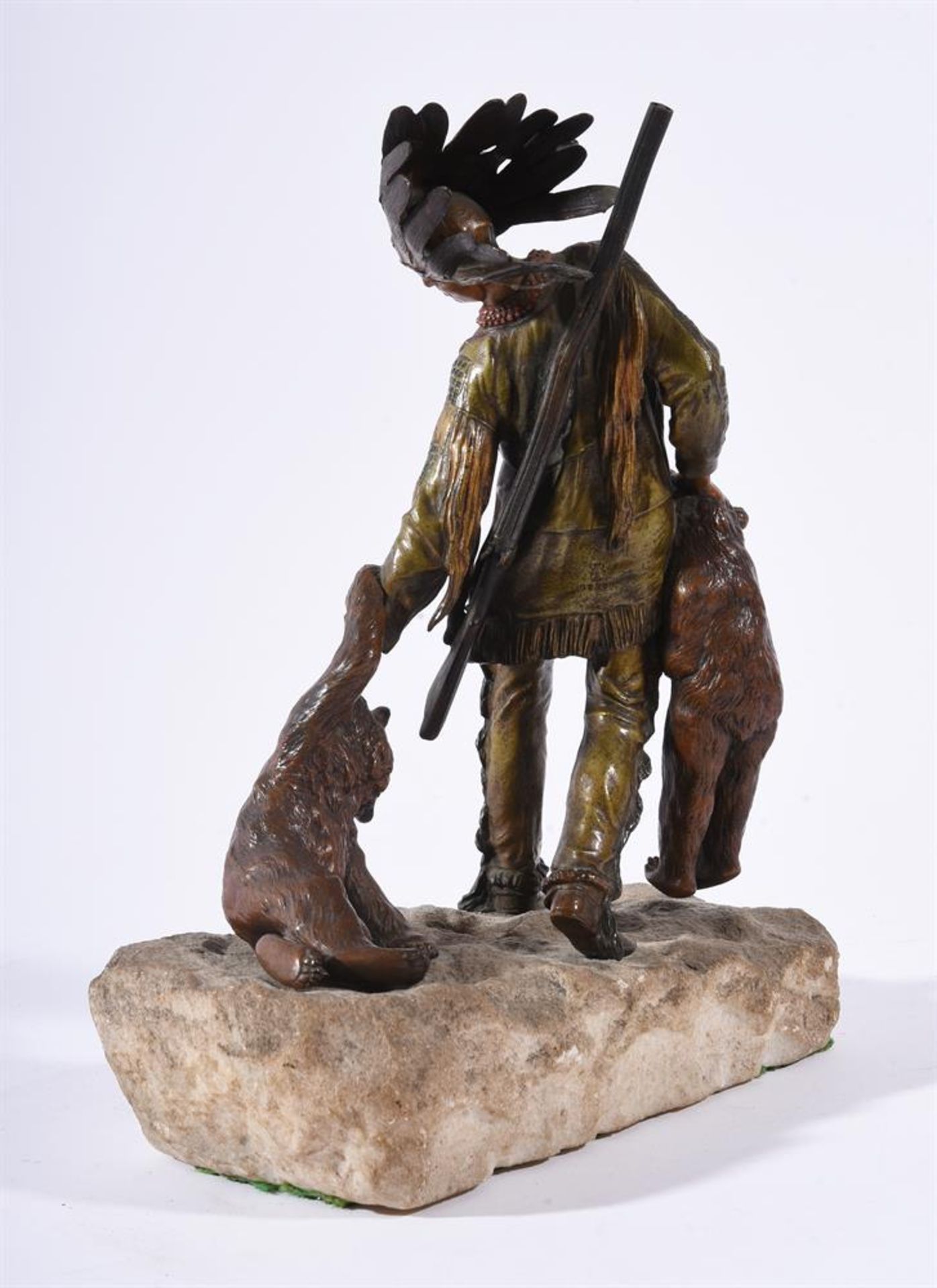 AN AUSTRIAN COLD PAINTED BRONZE MODEL OF A NATIVE AMERICAN HUNTER WITH TWO BEAR CUBS - Bild 2 aus 2