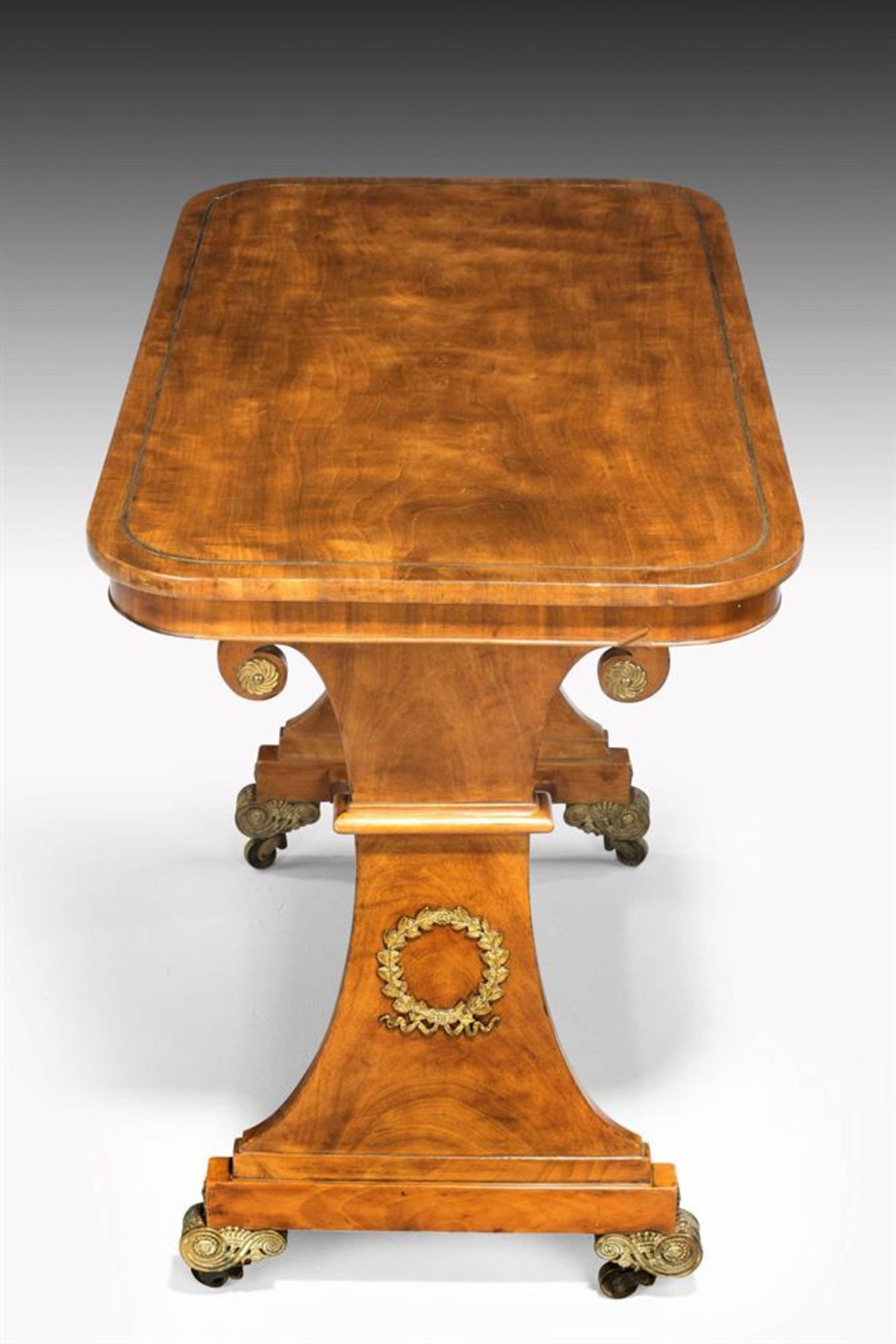 Y A REGENCY SATINWOOD, BRASS STRUNG AND GILT METAL MOUNTED WRITING TABLE, CIRCA 1820 - Bild 3 aus 4