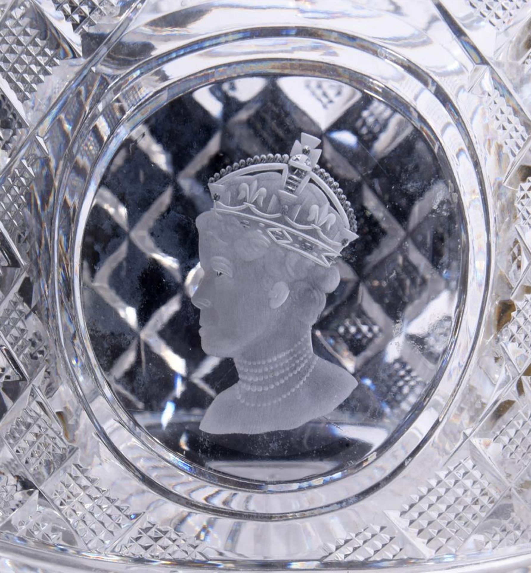 A COLLECTION OF CUT GLASS TO INCLUDE A PAIR OF COMMEMORATIVE MALLET SHAPE DECANTERS WITH ENGRAVED P - Bild 3 aus 3