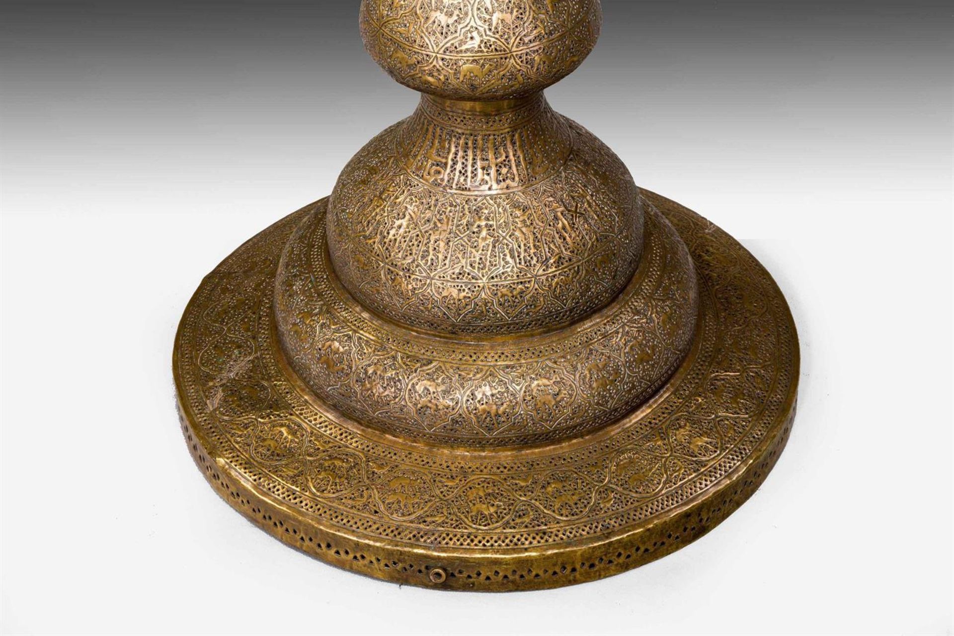 A BRASS STANDARD LAMP, 19TH/ 20TH CENTURY, SYRIA - Image 3 of 5