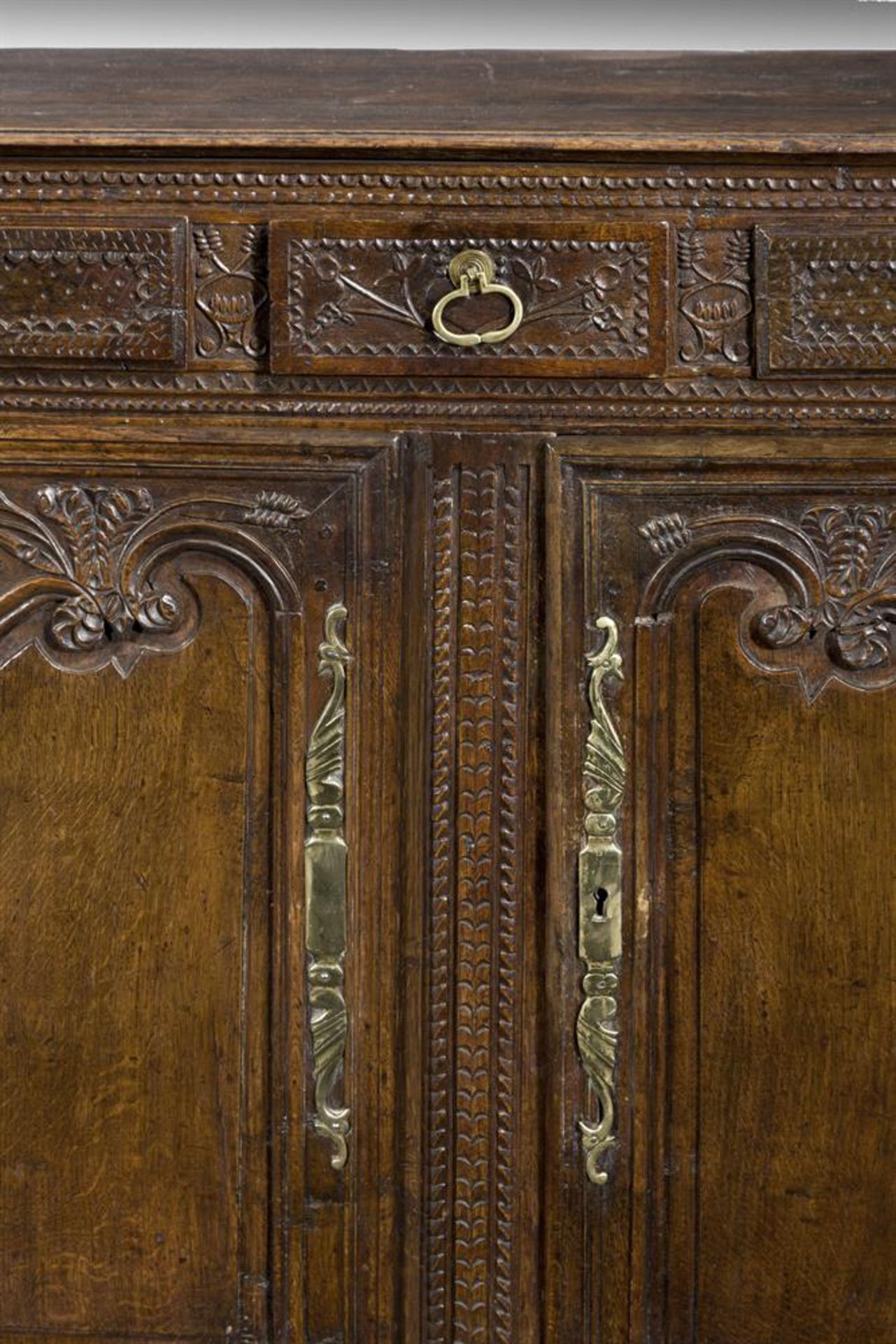 A FRENCH OAK TWO DOOR SIDE CABINET, SECOND HALF 18TH CENTURY - Image 4 of 5