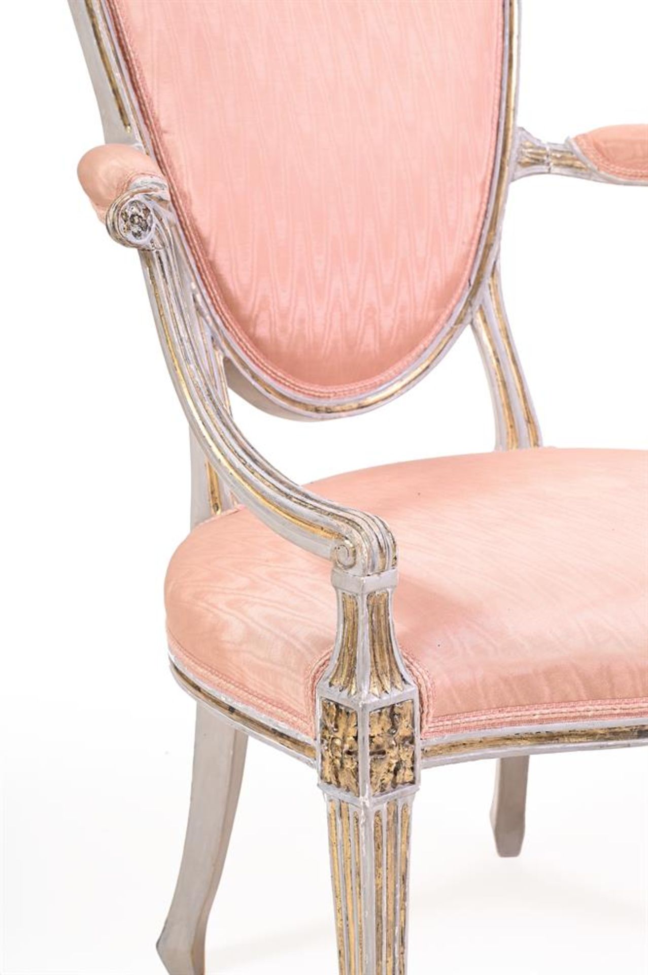 A SET OF FIVE GEORGE III GREY PAINTED AND PARCEL GILT GEORGE III ARMCHAIRS, LATE 18TH CENTURY - Bild 3 aus 4