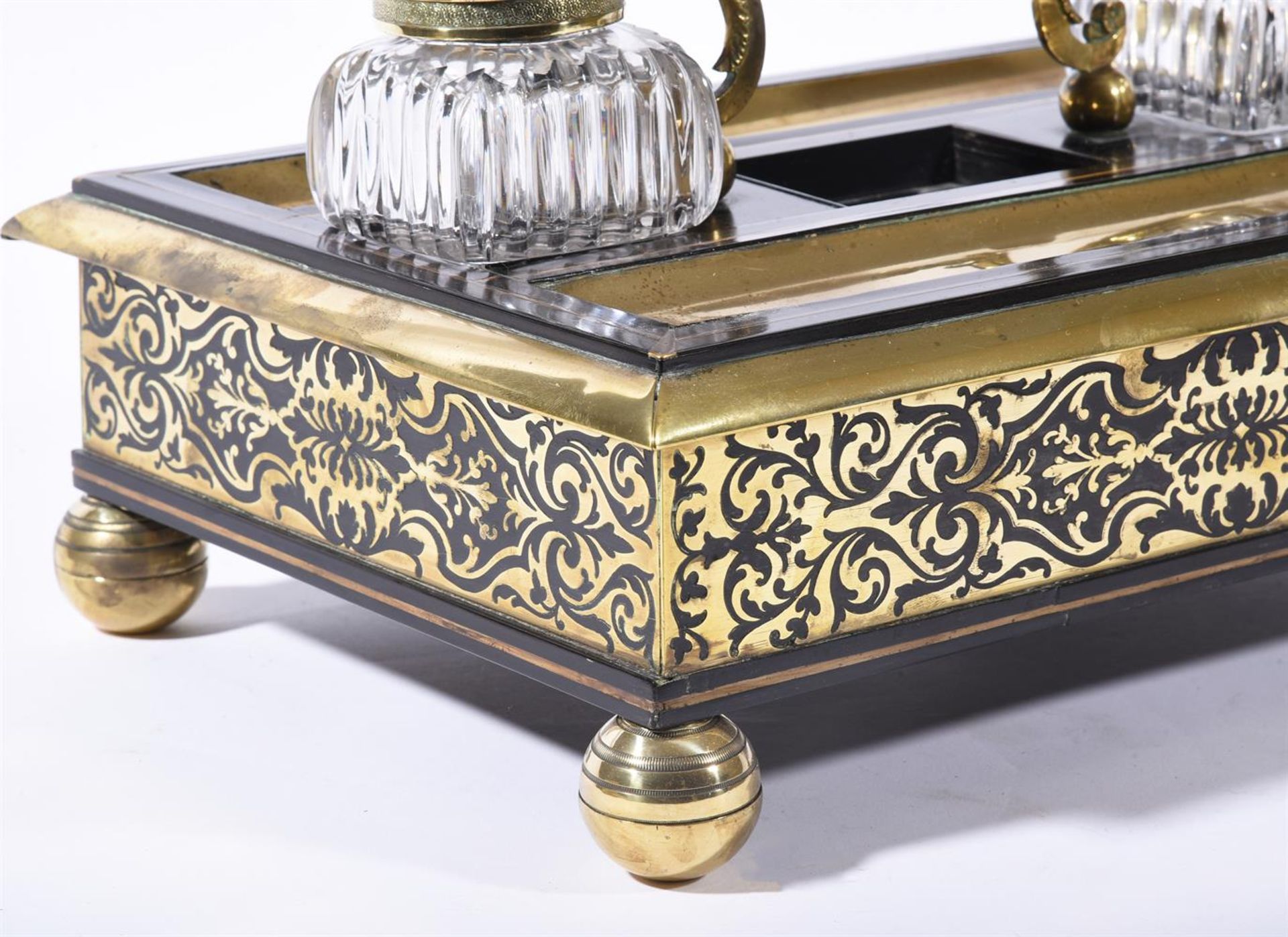 Y A FRENCH SECOND EMPIRE INK STAND IN THE BOULLE MANNER FITTED WITH TWO CUT GLASS INK WELLS - Bild 3 aus 3