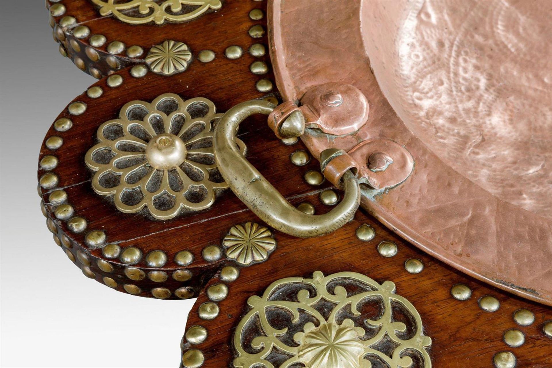 A WALNUT, BRASS MOUNTED AND STUDDED TWO TIER SCALLOPED STAND, INSET WITH TWO COPPER BOWLS - Image 4 of 4