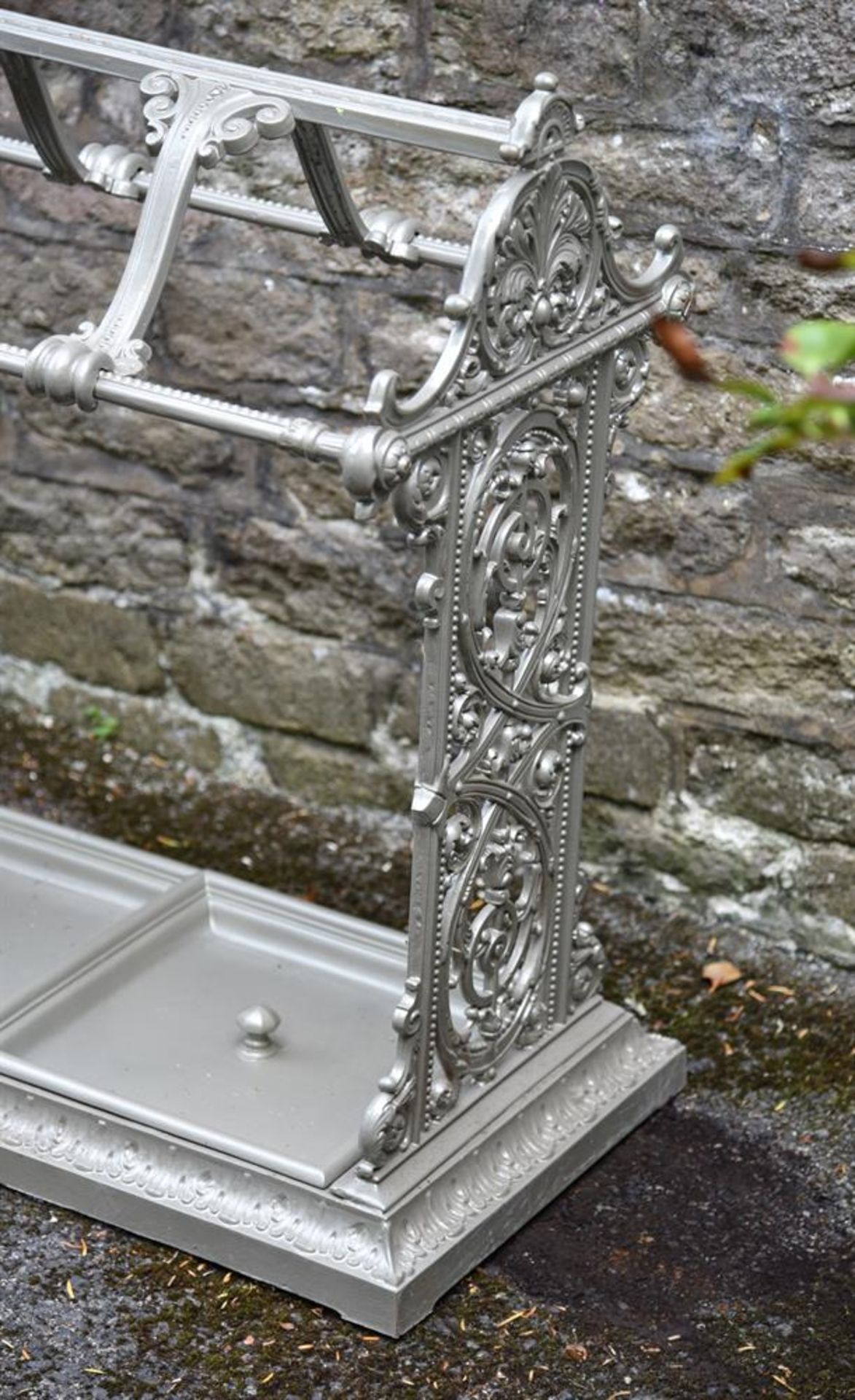 A LARGE 'COUNTRY HOUSE' CAST IRON STICK STAND, POSSIBLY LATE 19TH CENTURY - Bild 2 aus 4