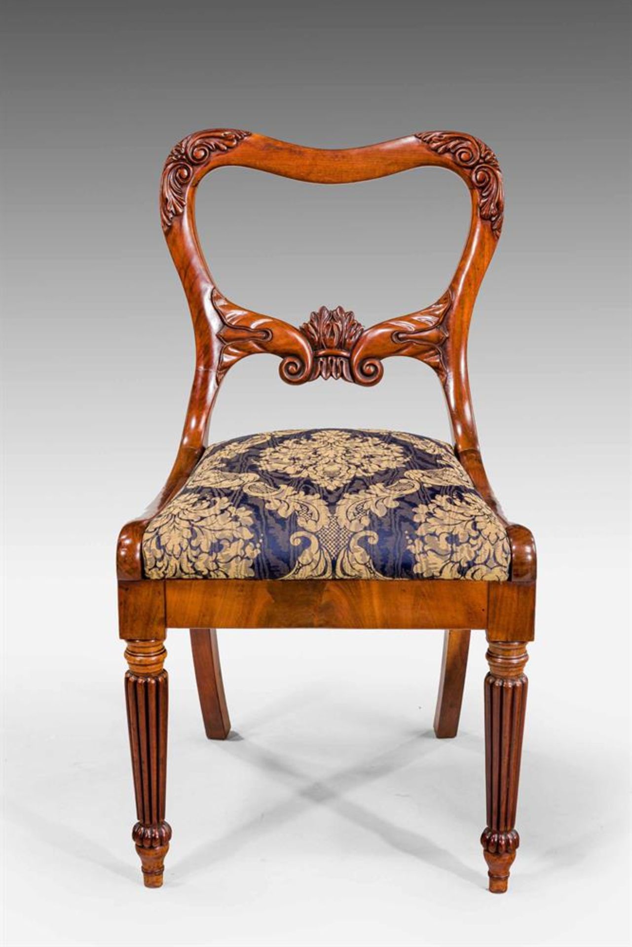 A SET OF EIGHT GEORGE IV CARVED MAHOGANY DINING CHAIRS ATTRIBUTED TO GILLOWS, CIRCA 1825 - Bild 3 aus 5