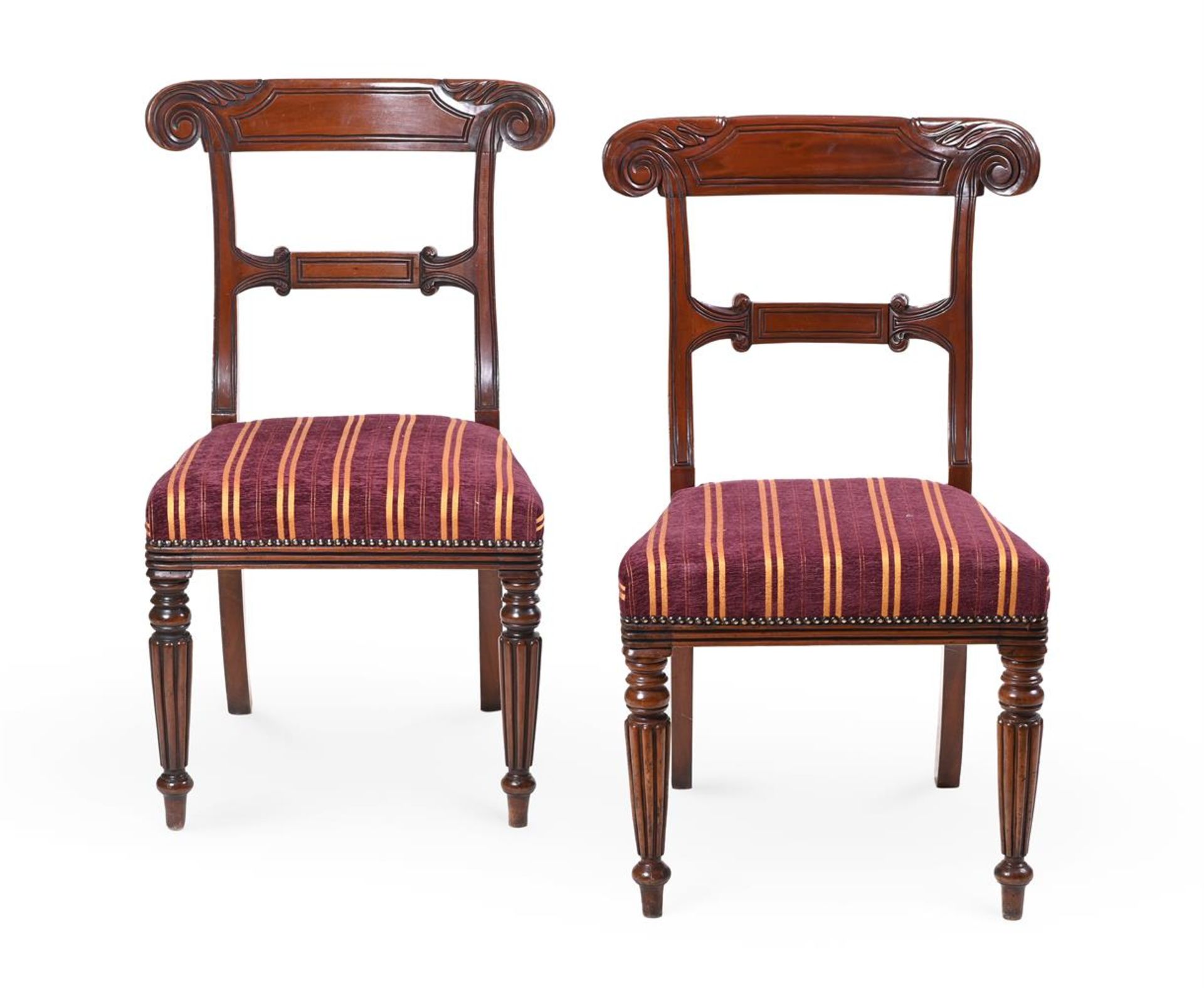 A SET OF TWENTY-TWO MAHOGANY AND UPHOLSTERED DINING CHAIRS 20TH CENTURY - Bild 7 aus 13