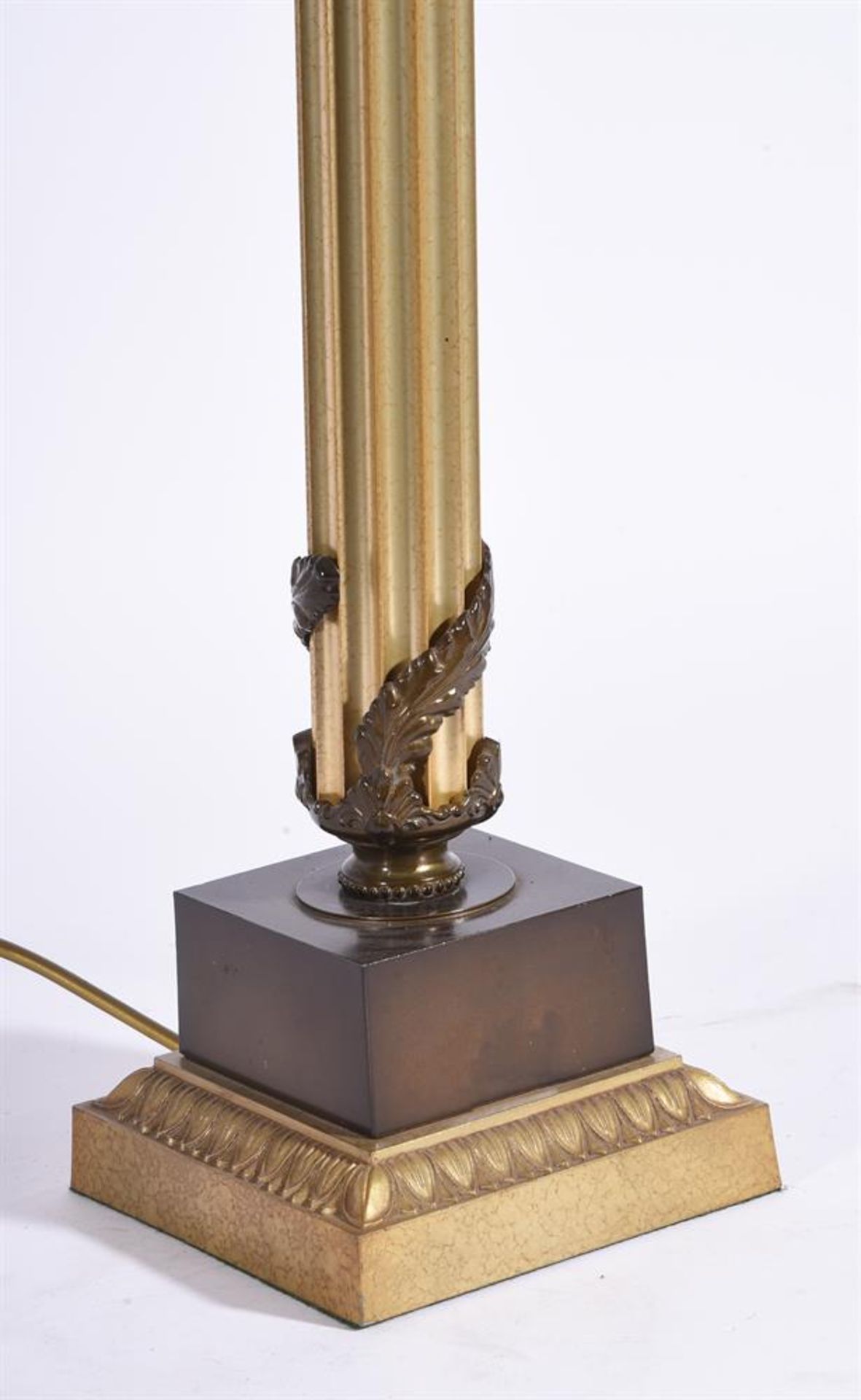 A GILT AND BRONZE METAL COLUMNAR TABLE LAMP - Bild 2 aus 3