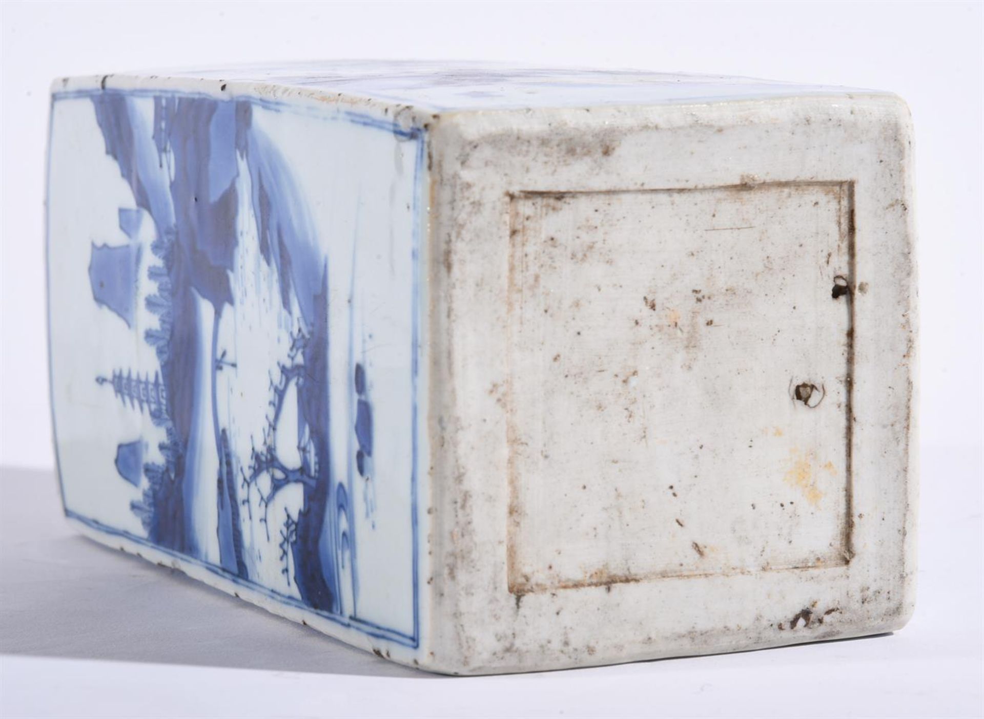 A CHINESE BLUE AND WHITE PORCELAIN SQUARE SECTION BOTTLE AND GILT METAL STOPPER WITH SCREW TOP - Image 4 of 4