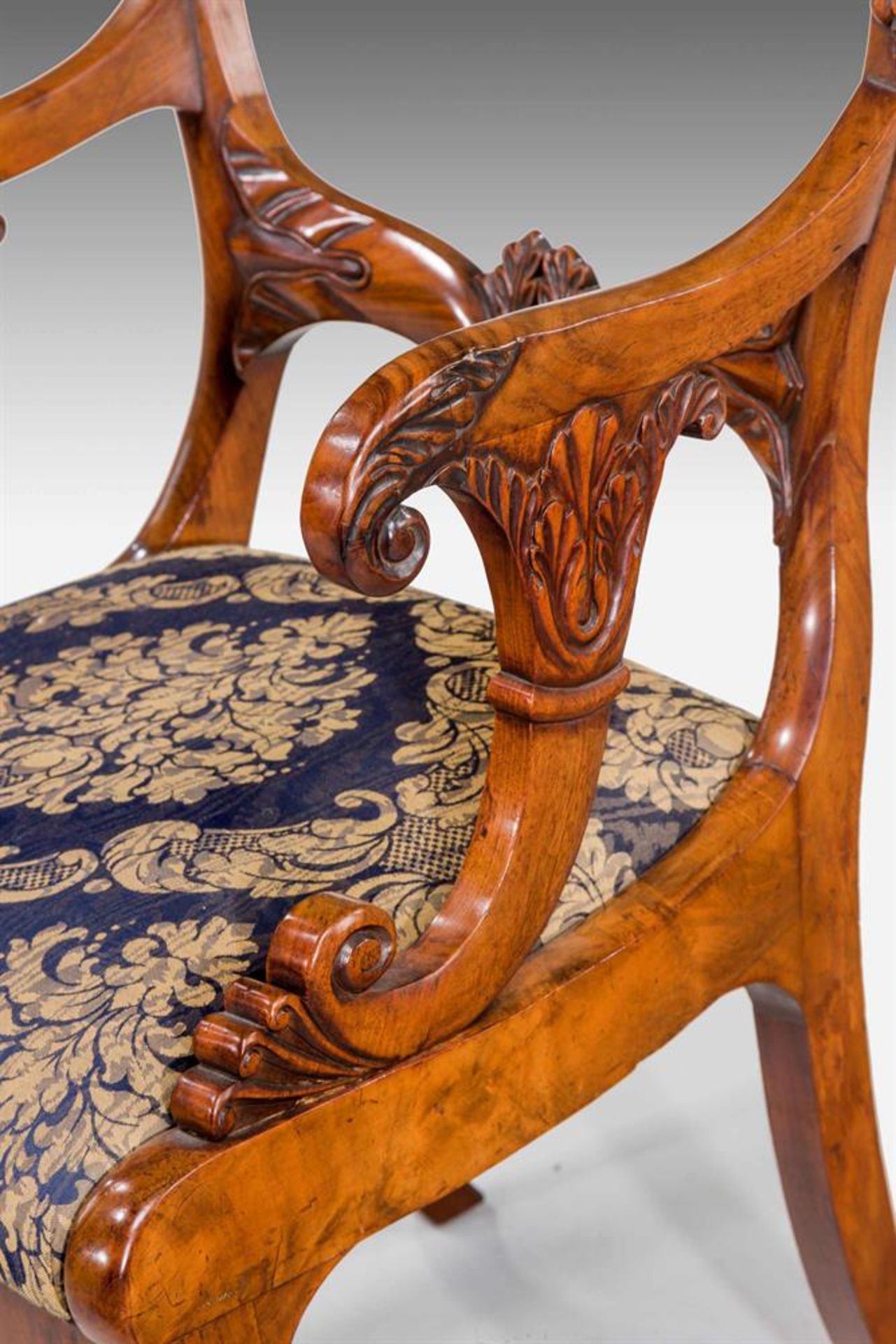 A SET OF EIGHT GEORGE IV CARVED MAHOGANY DINING CHAIRS ATTRIBUTED TO GILLOWS, CIRCA 1825 - Bild 5 aus 5