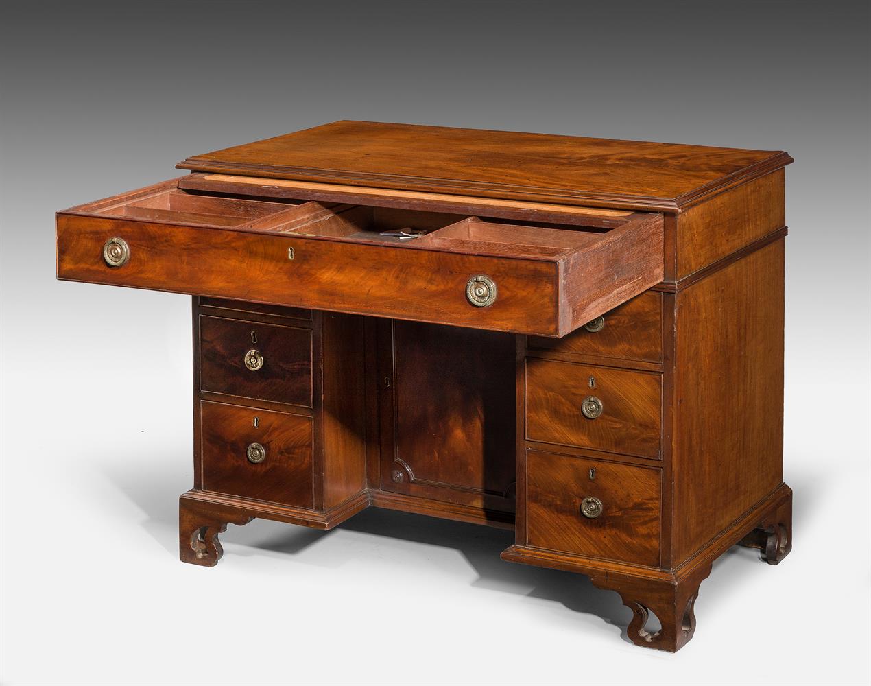 A GEORGE III MAHOGANY KNEEHOLE DESK IN THE MANNER OF THOMAS CHIPPENDALE, CIRCA 1780 - Image 4 of 9