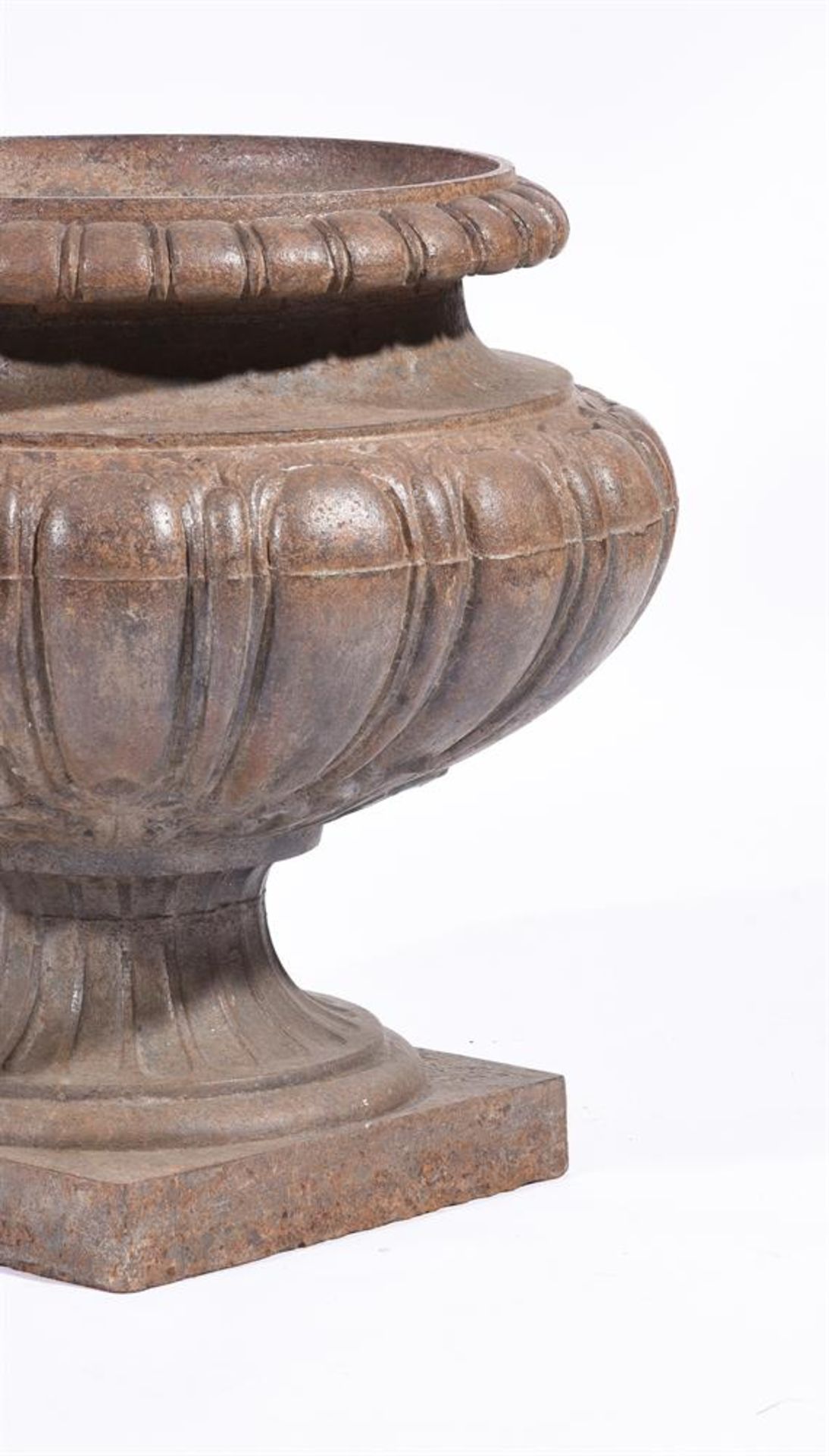 A PAIR OF CAST IRON GARDEN URNS, 19TH CENTURY - Image 3 of 3