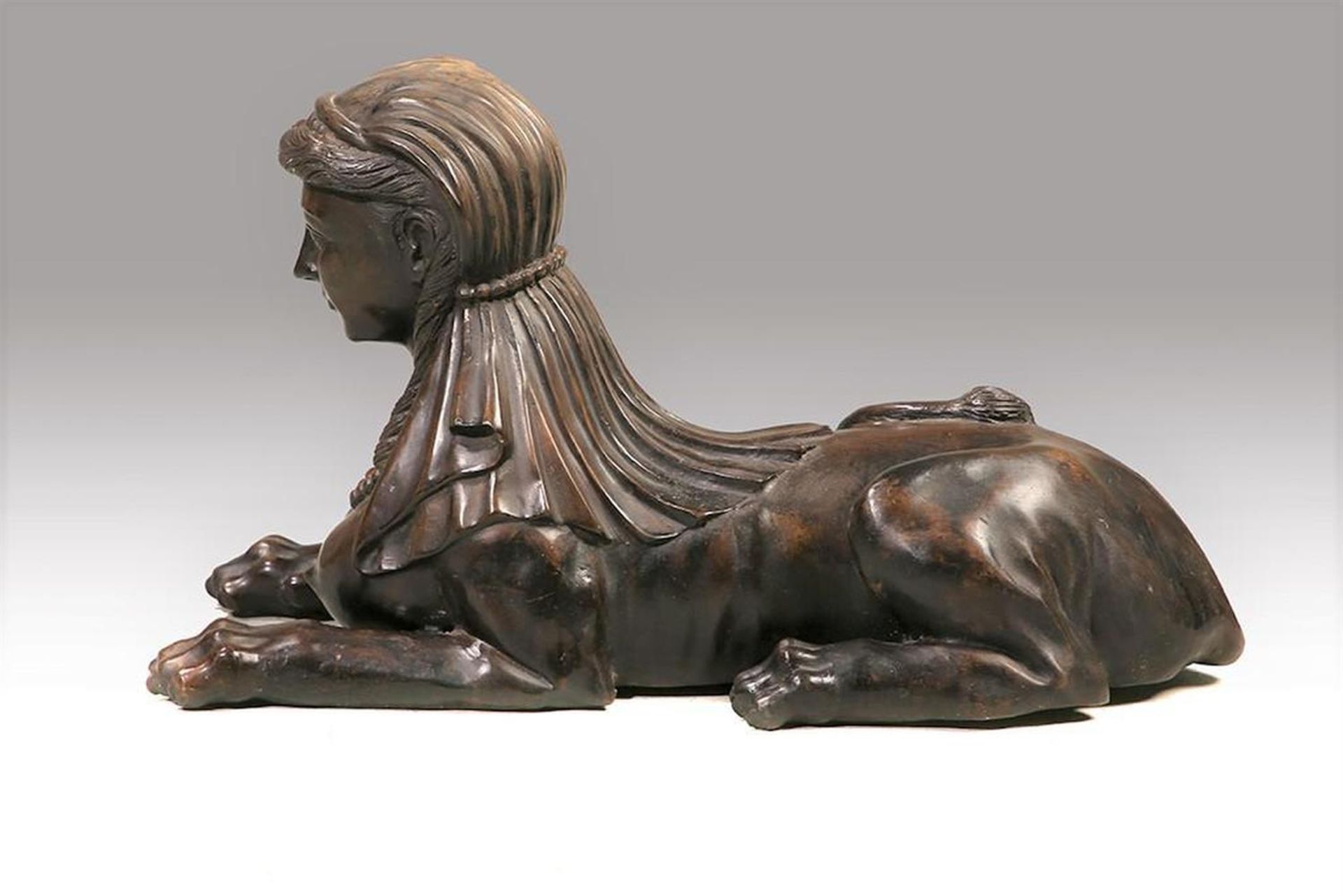 A BRONZED METAL MODEL OF A A RECUMBENT SPHINX, LATE 20TH CENTURY - Image 2 of 5