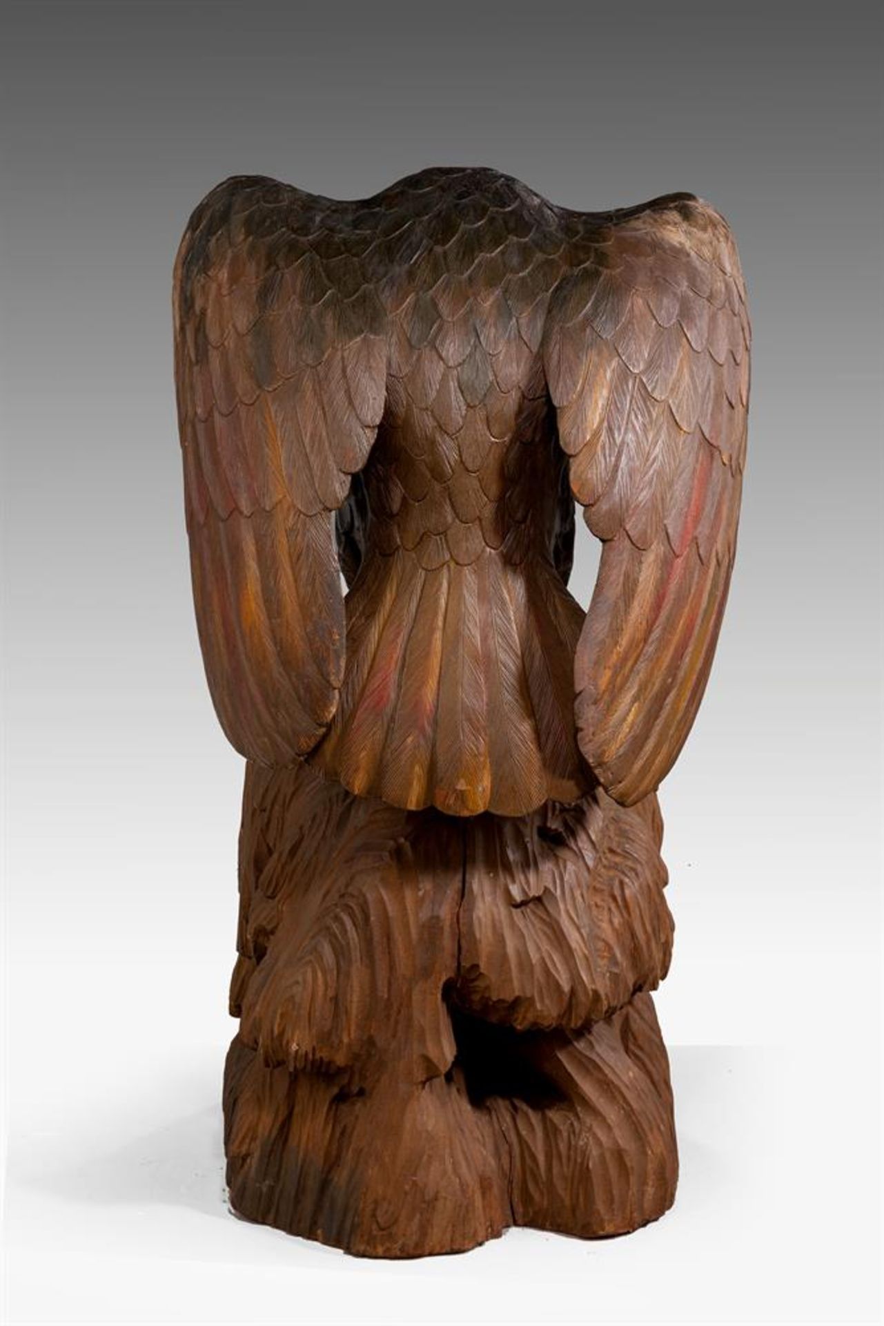 A JAPANESE CARVED WOOD AND PAINTED MODEL OF AN EAGLE, LATE 19TH/EARLY 20TH CENTURY - Image 4 of 5