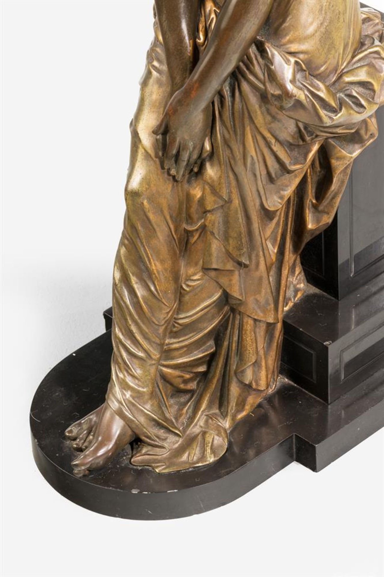 A PATINATED BRONZE AND BLACK SLATE FIGURE OF A MAIDEN, 19TH CENTURY - Bild 6 aus 6