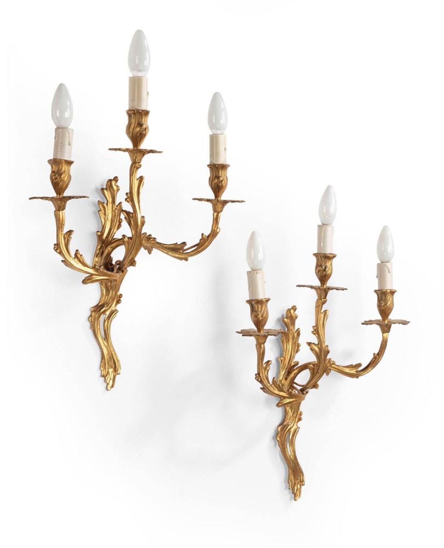 A PAIR OF ORMOLU WALL LIGHTS IN ROCOCO STYLE