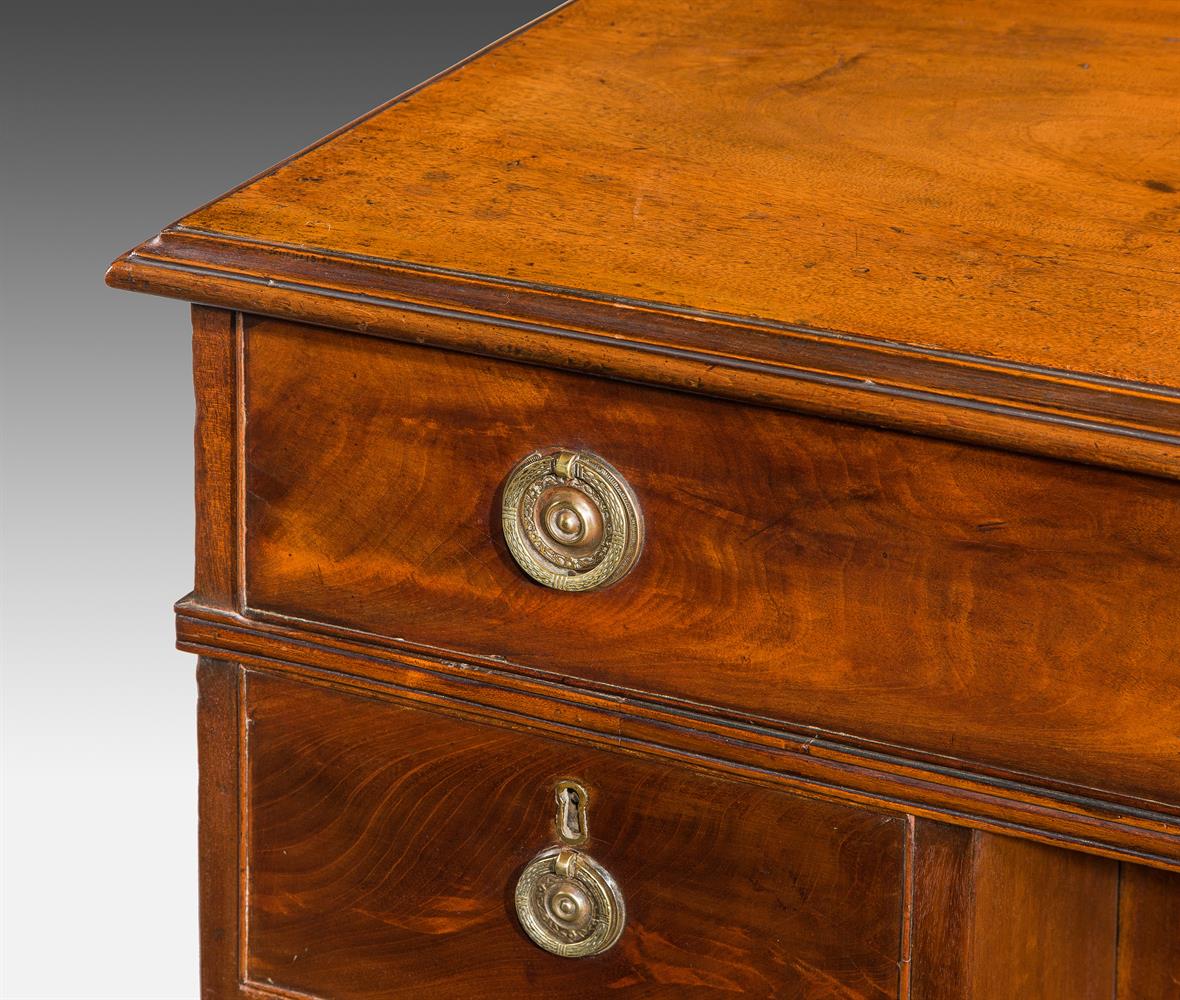 A GEORGE III MAHOGANY KNEEHOLE DESK IN THE MANNER OF THOMAS CHIPPENDALE, CIRCA 1780 - Image 6 of 9
