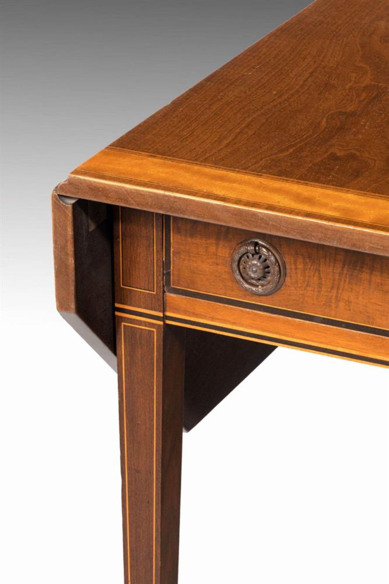 Y A MATCHED PAIR OF MAHOGANY, SATINWOOD AND TULIPWOOD PEMBROKE TABLES BY GILLOWS OF LANCASTER - Image 3 of 5