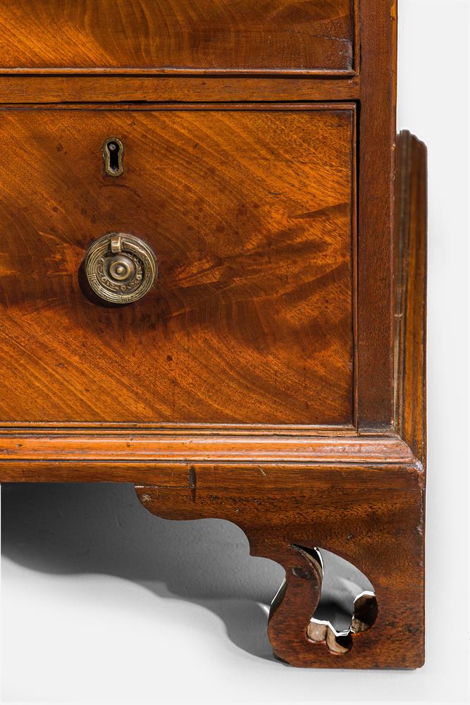 A GEORGE III MAHOGANY KNEEHOLE DESK IN THE MANNER OF THOMAS CHIPPENDALE, CIRCA 1780 - Image 7 of 9