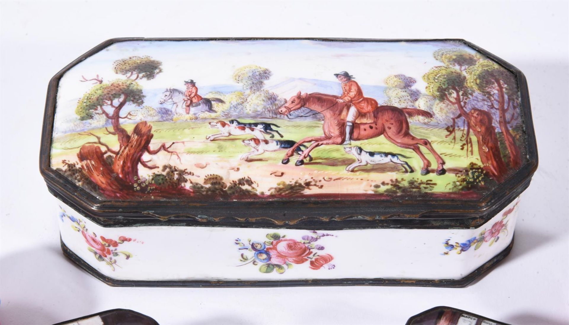 A LARGE STAFFORDSHIRE ENAMEL BOX DECORATED WITH HUNTING SCENE, LATE 18TH CENTURY - Bild 3 aus 4