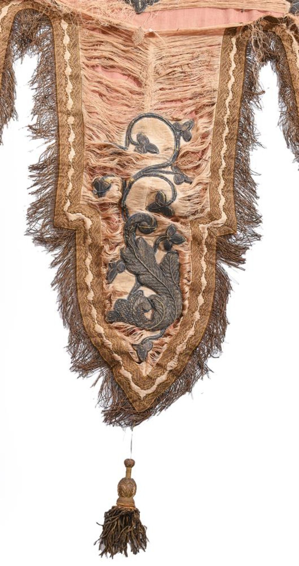 A SILK DAMASK AND METAL THREAD EMBROIDERED ECCLESIASTICAL PANEL WITH GILTWOOD CRESTMID 19TH CENTURY - Bild 4 aus 4