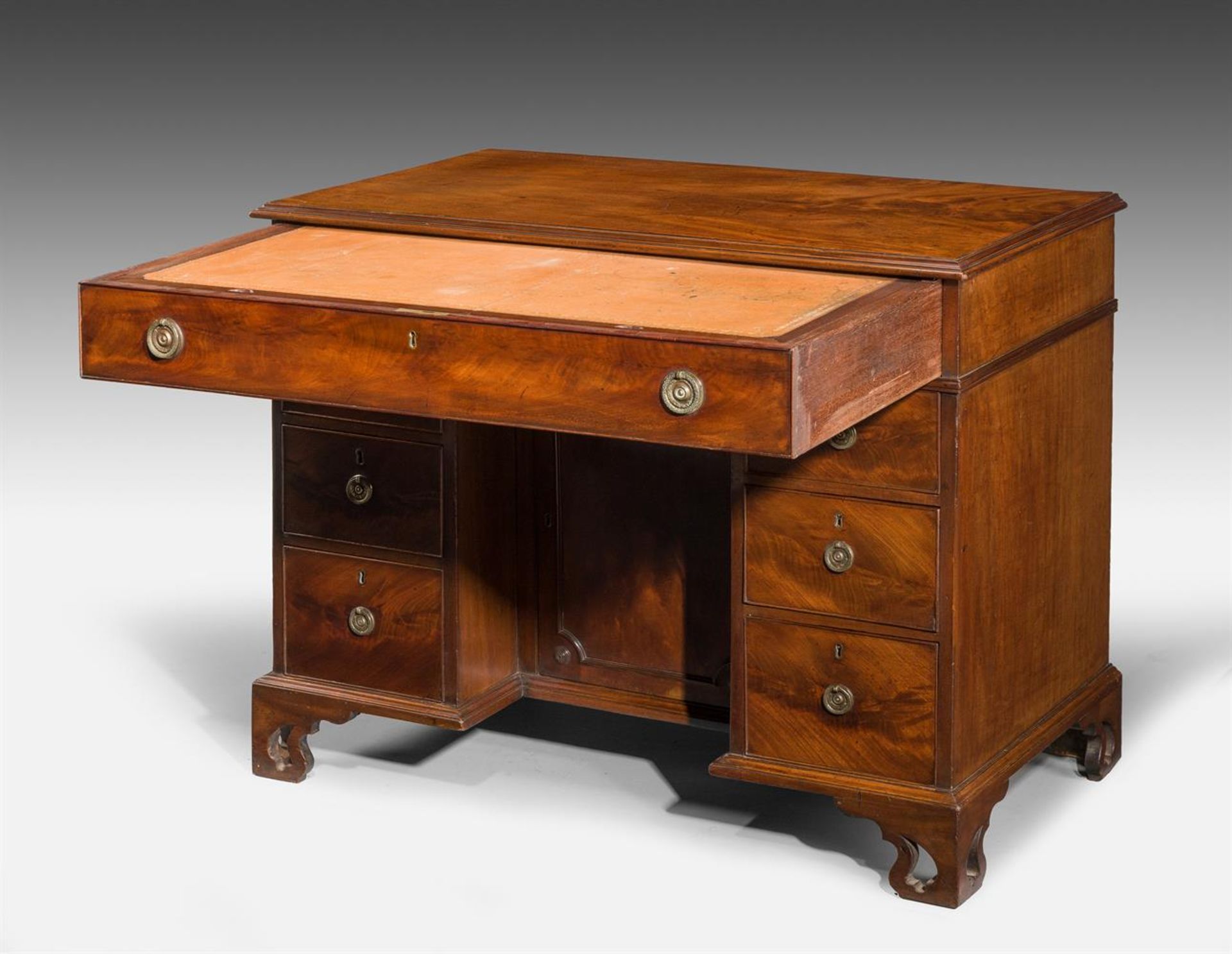 A GEORGE III MAHOGANY KNEEHOLE DESK IN THE MANNER OF THOMAS CHIPPENDALE, CIRCA 1780 - Image 3 of 9