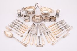 Y A COLLECTION OF SILVER ITEMS