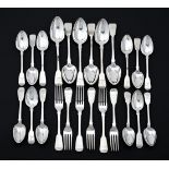 A SET OF SIX GEORGE IV FIDDLE PATTERN TABLE SPOONS, TABLE FORKS AND DESSERT SPOONS