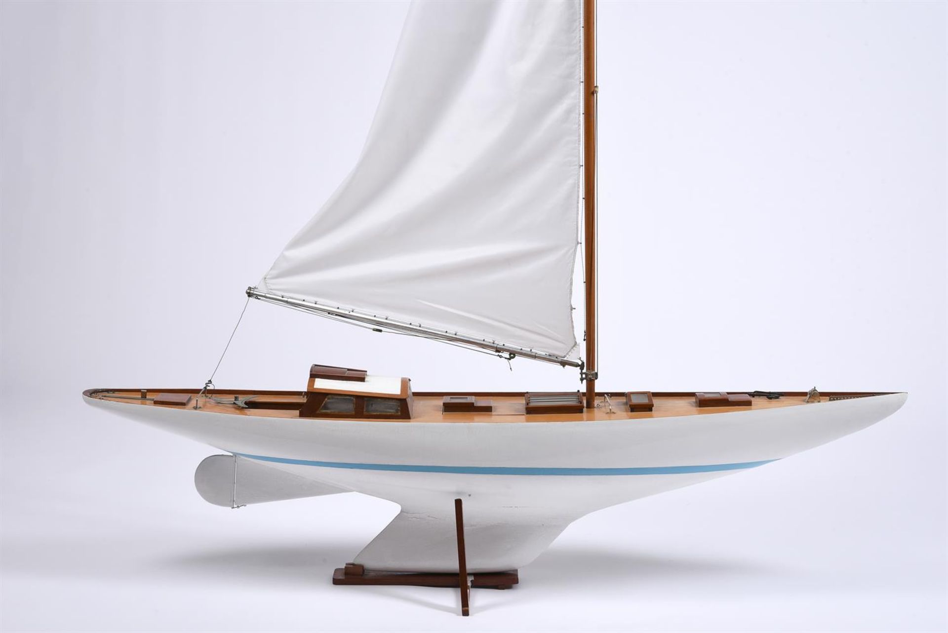 A MODERN PAINTED AND VARNISHED WOOD MODEL OF A POND YACHTThe mast and sail above the white hull and - Image 2 of 5