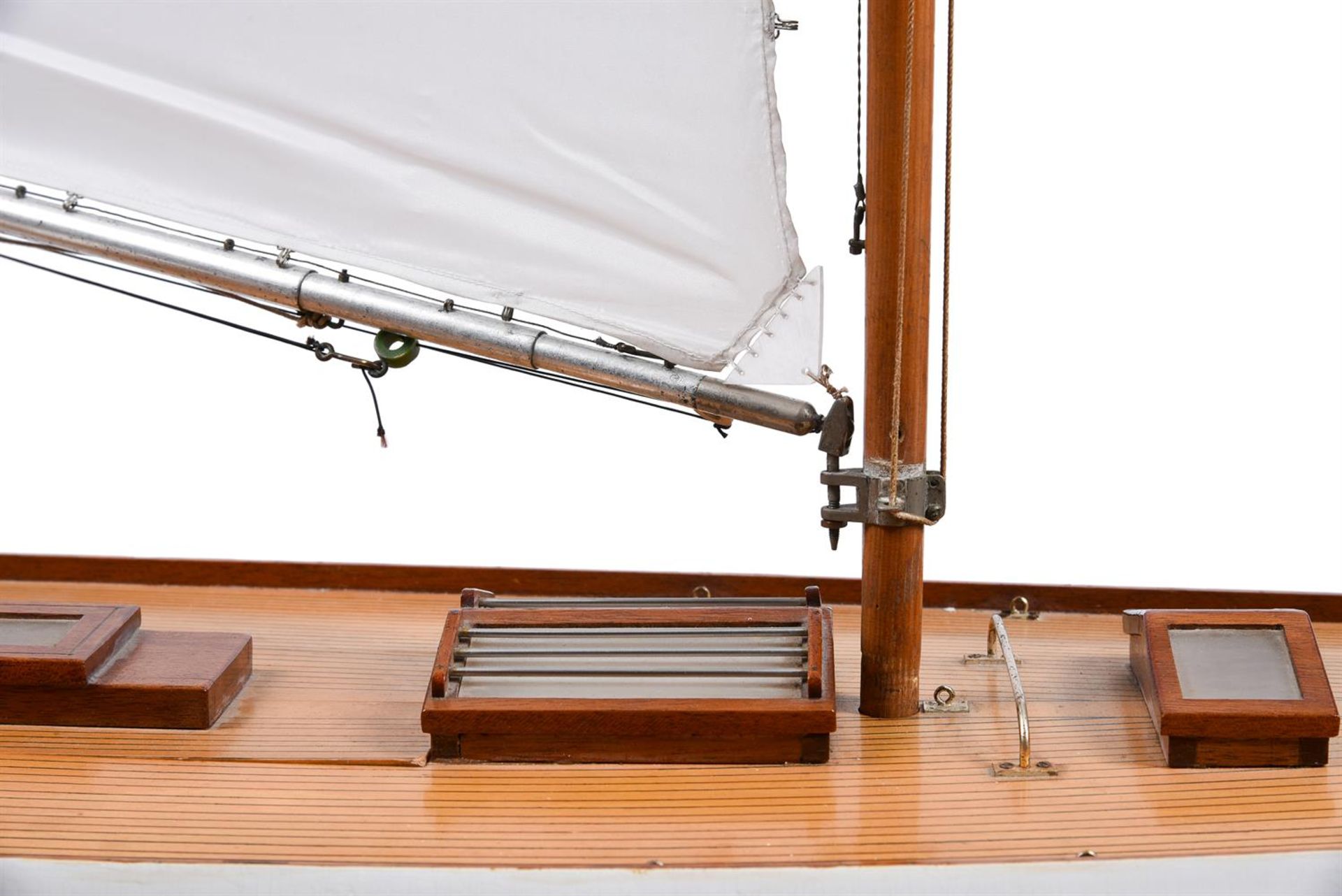 A MODERN PAINTED AND VARNISHED WOOD MODEL OF A POND YACHTThe mast and sail above the white hull and - Image 5 of 5