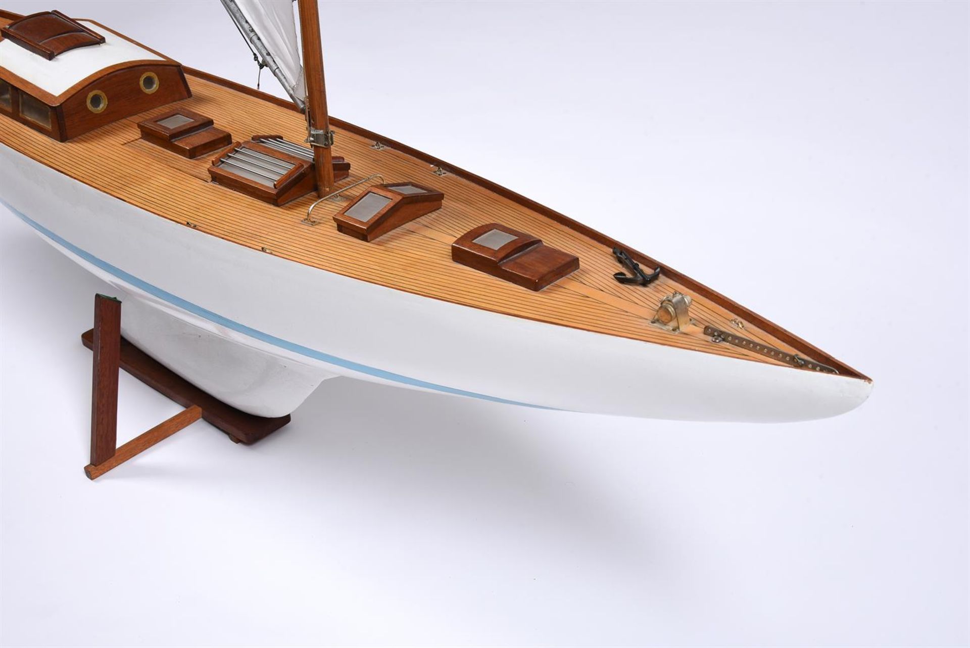 A MODERN PAINTED AND VARNISHED WOOD MODEL OF A POND YACHTThe mast and sail above the white hull and - Image 3 of 5