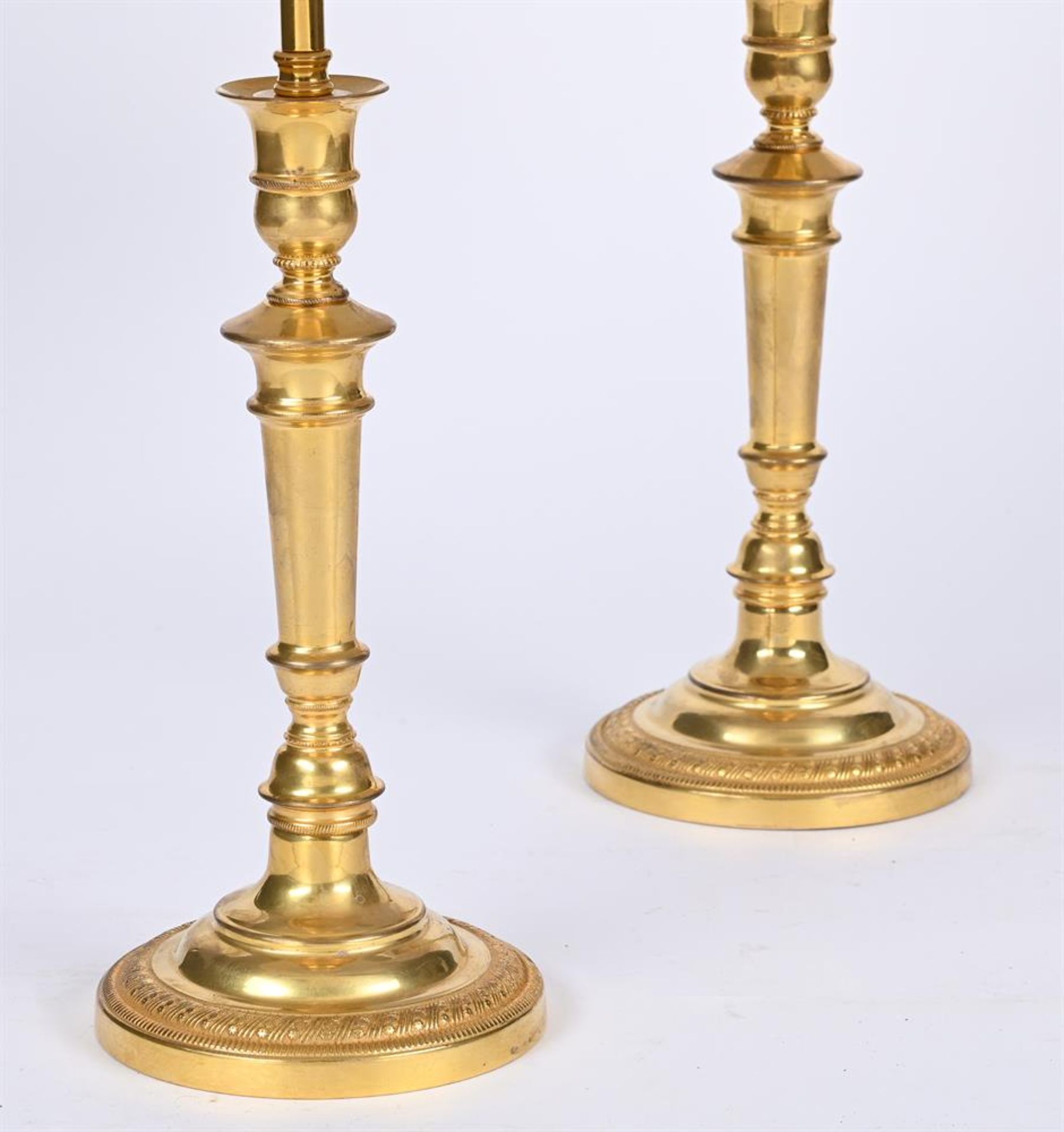 A PAIR OF GILT METAL TABLE LAMPS IN LOUIS XVI STYLE - Bild 2 aus 2
