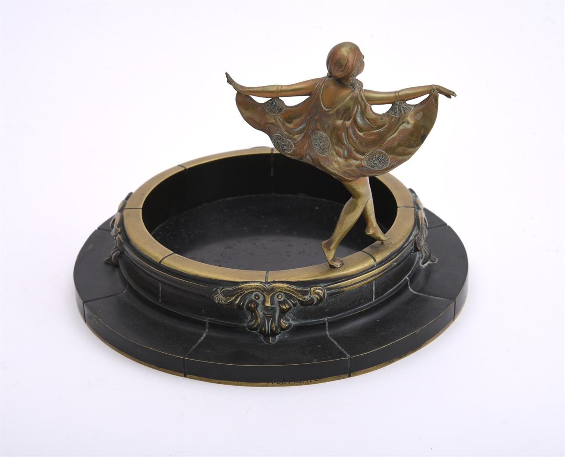 A BRONZE AND PATINATED METAL ASHTRAY OR CENTREPIECE - Bild 2 aus 2