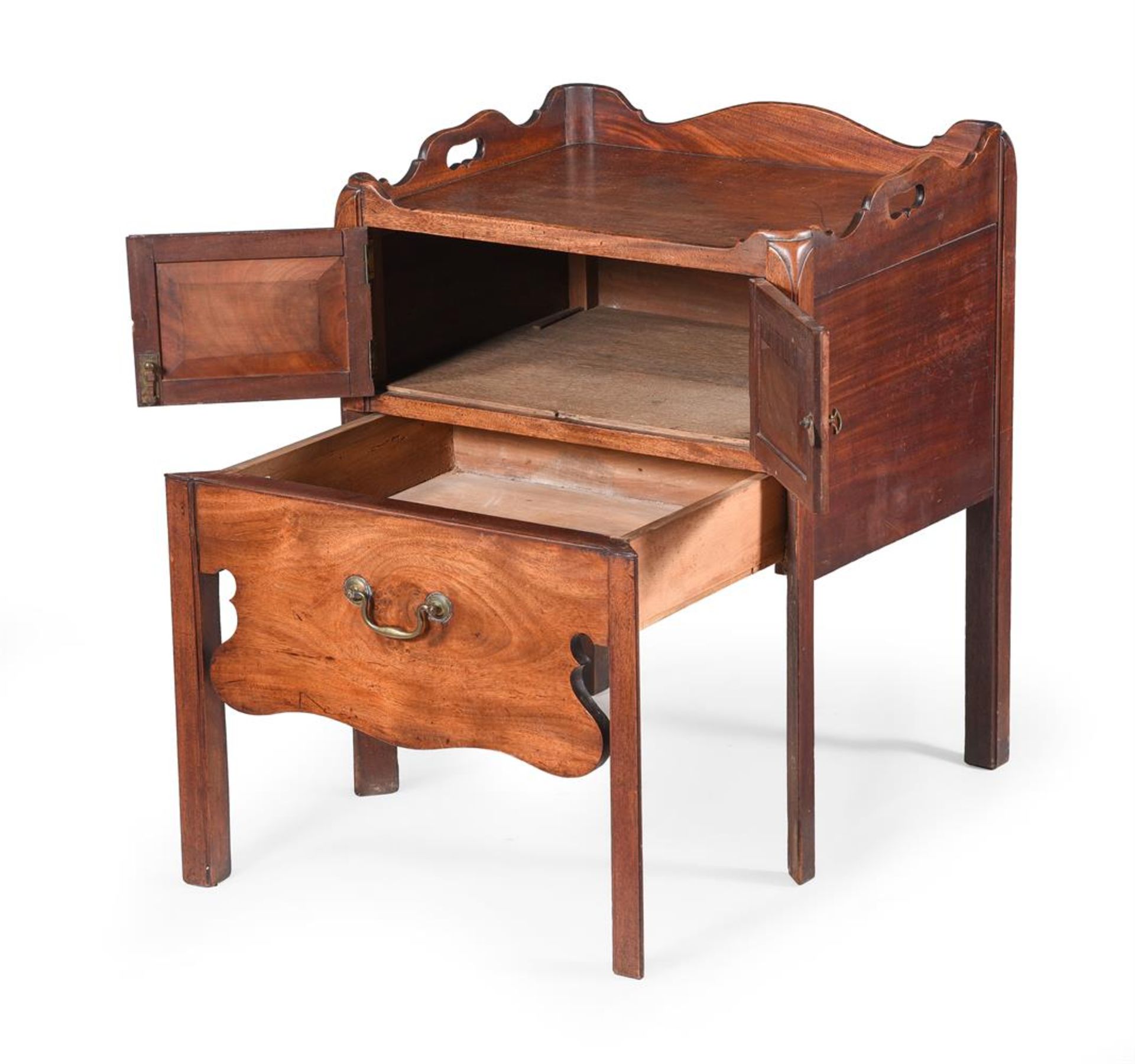 A GEORGE III MAHOGANY BEDSIDE COMMODE, IN THE MANNER OF THOMAS CHIPPENDALE - Bild 2 aus 2