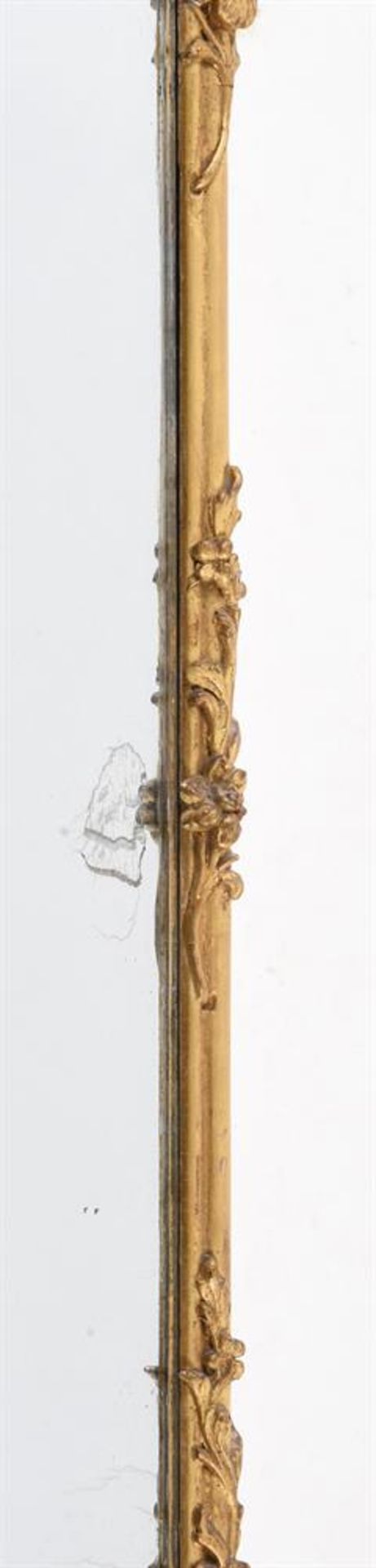 A VICTORIAN GILTWOOD AND GILT GESSO WALL MIRROR - Image 3 of 5