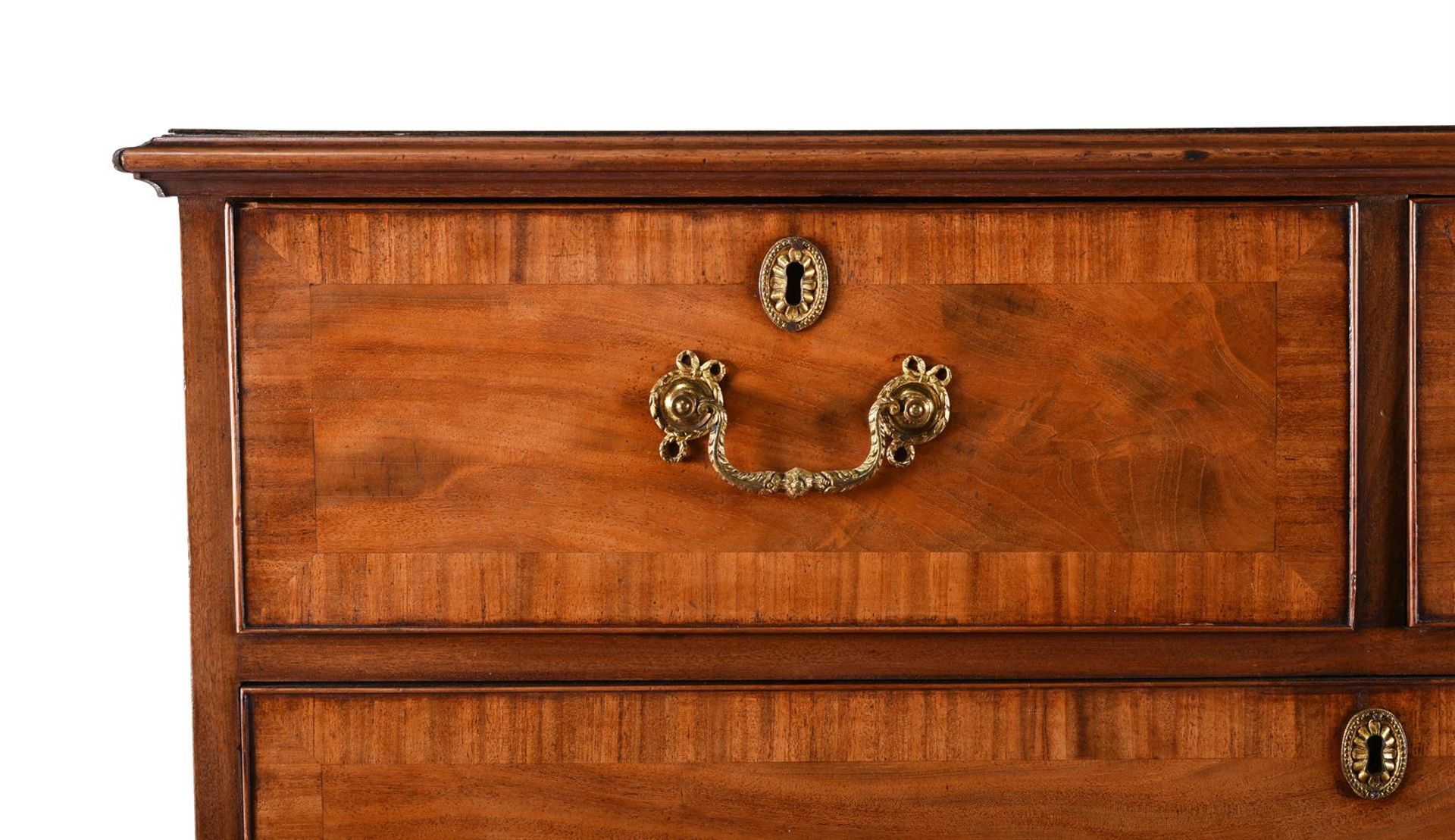 A GEORGE III MAHOGANY AND CROSSBANDED CHEST OF DRAWERS IN THE MANNER OF THOMAS CHIPPENDALE - Bild 2 aus 3