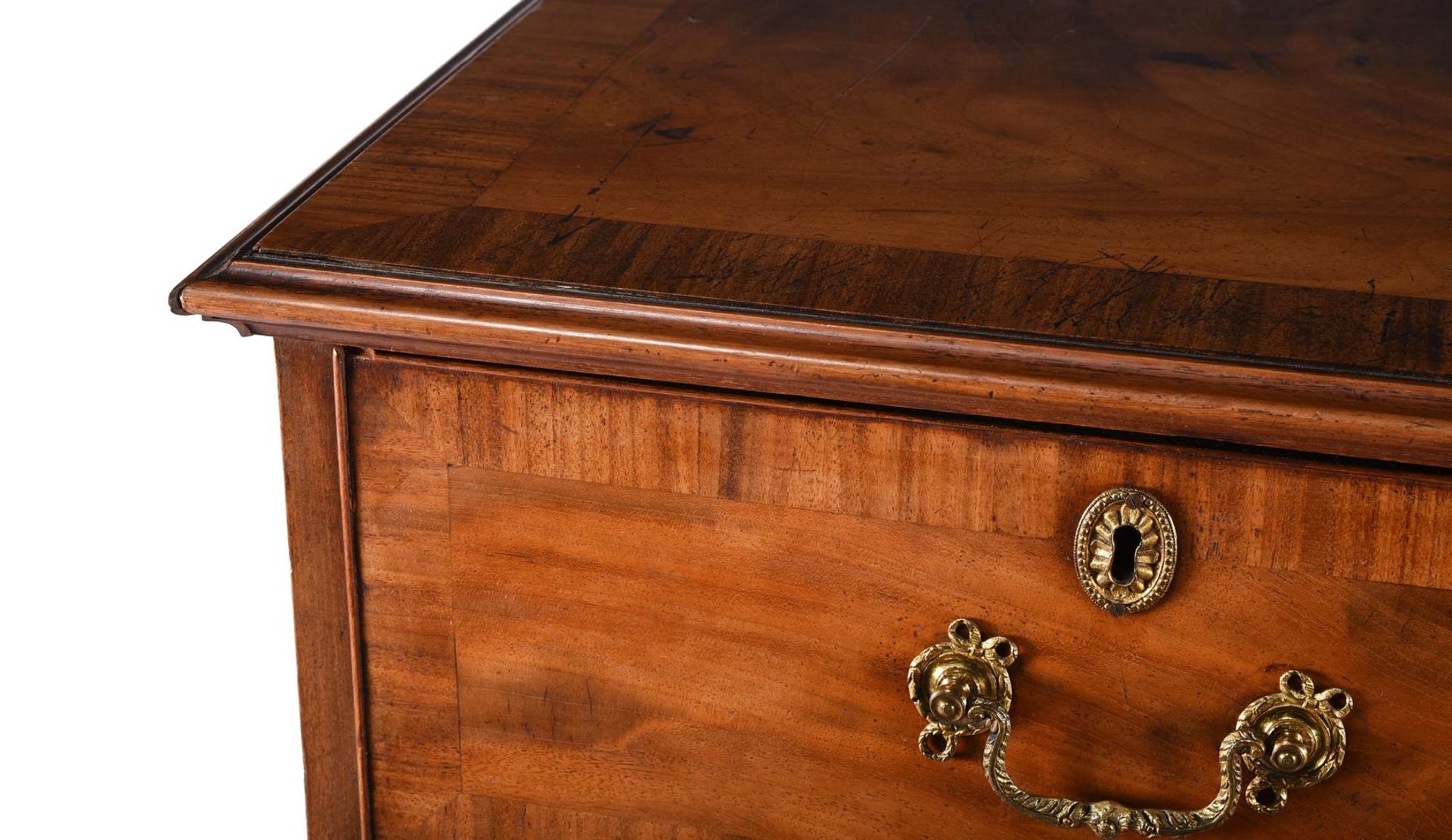 A GEORGE III MAHOGANY AND CROSSBANDED CHEST OF DRAWERS IN THE MANNER OF THOMAS CHIPPENDALE - Bild 3 aus 3