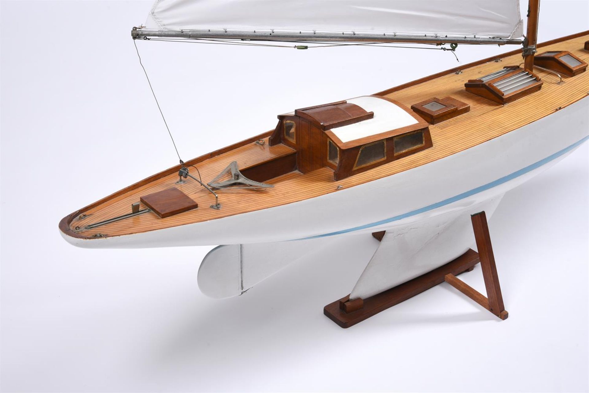 A MODERN PAINTED AND VARNISHED WOOD MODEL OF A POND YACHTThe mast and sail above the white hull and - Image 4 of 5
