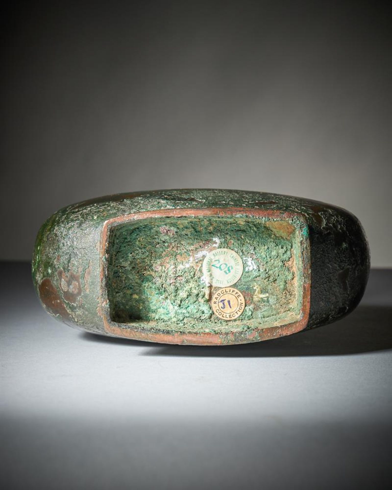 A Chinese bronze ritual wine flask and cover - Image 6 of 19