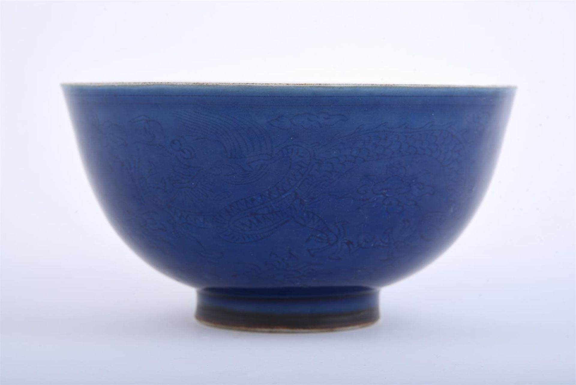 A Chinese blue-glazed 'dragon' bowl - Bild 2 aus 8