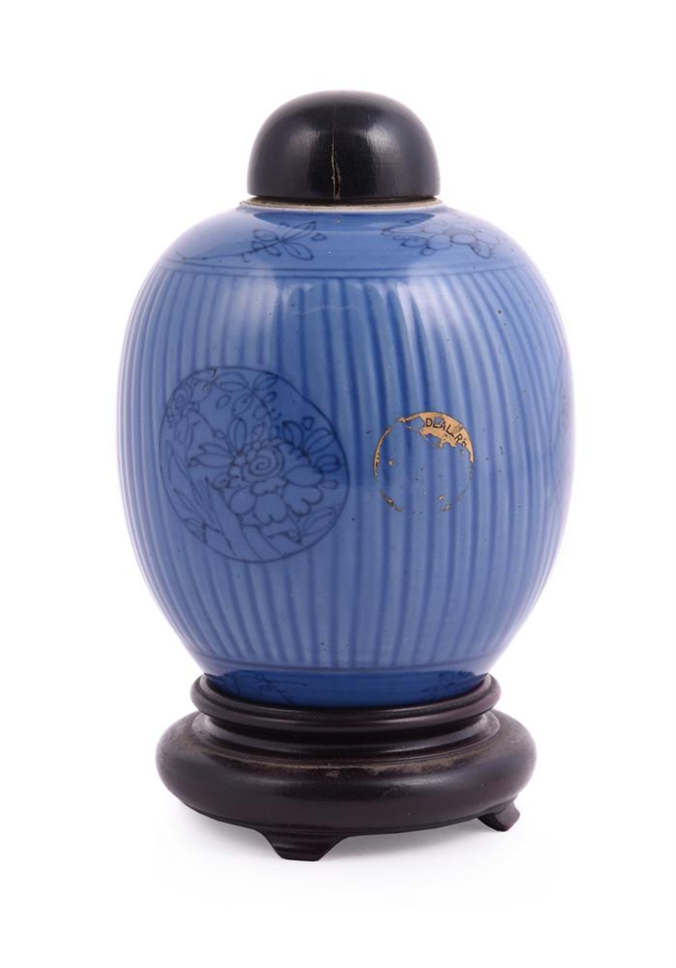 A Chinese porcelain blue glazed jar - Bild 2 aus 6